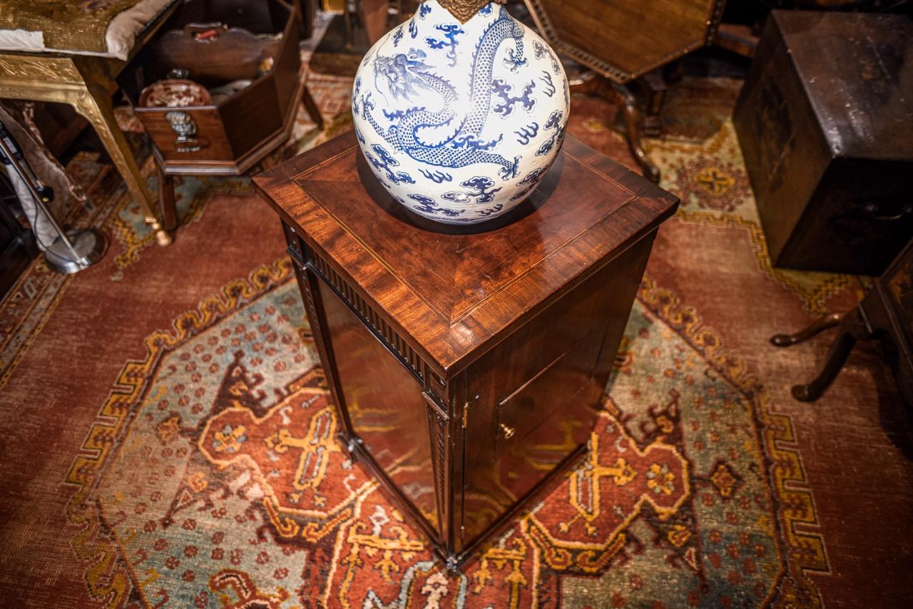 Fino par de armarios de pedestal Jorge III Gillows en Bueno estado para la venta en Lymington, GB