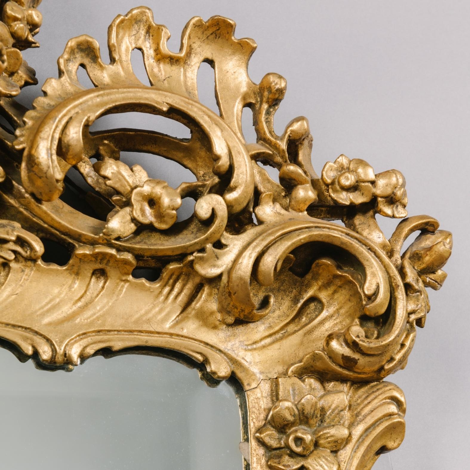 Anglais Paire de miroirs en bois doré sculpté de style George III en vente
