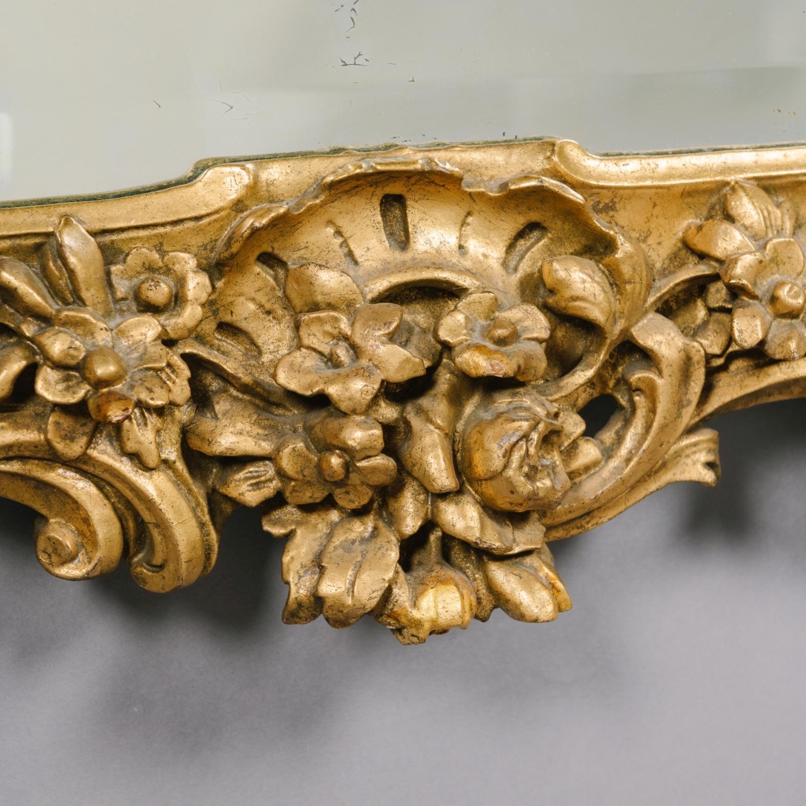Sculpté Paire de miroirs en bois doré sculpté de style George III en vente