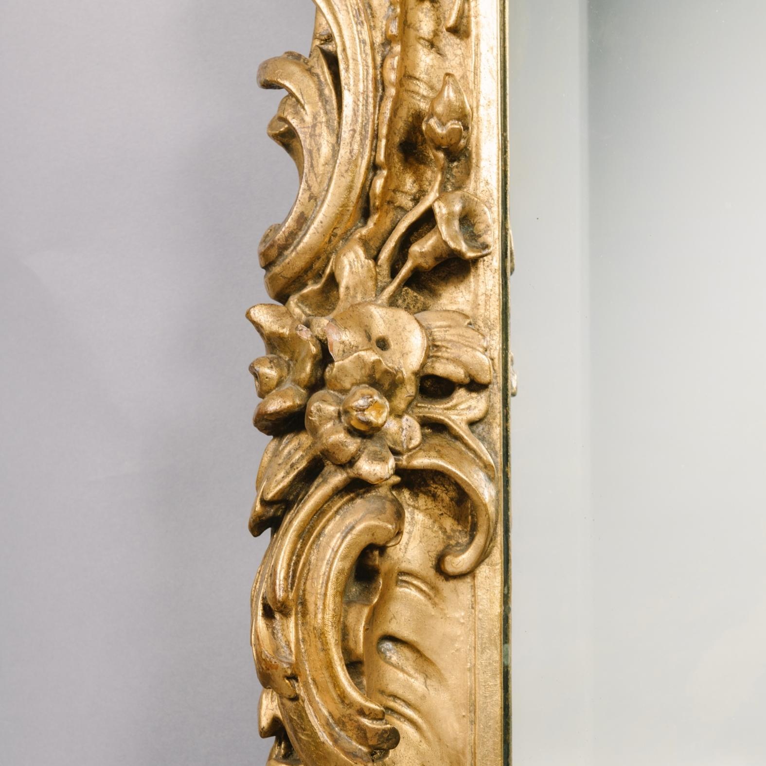 Paire de miroirs en bois doré sculpté de style George III Bon état - En vente à Brighton, West Sussex