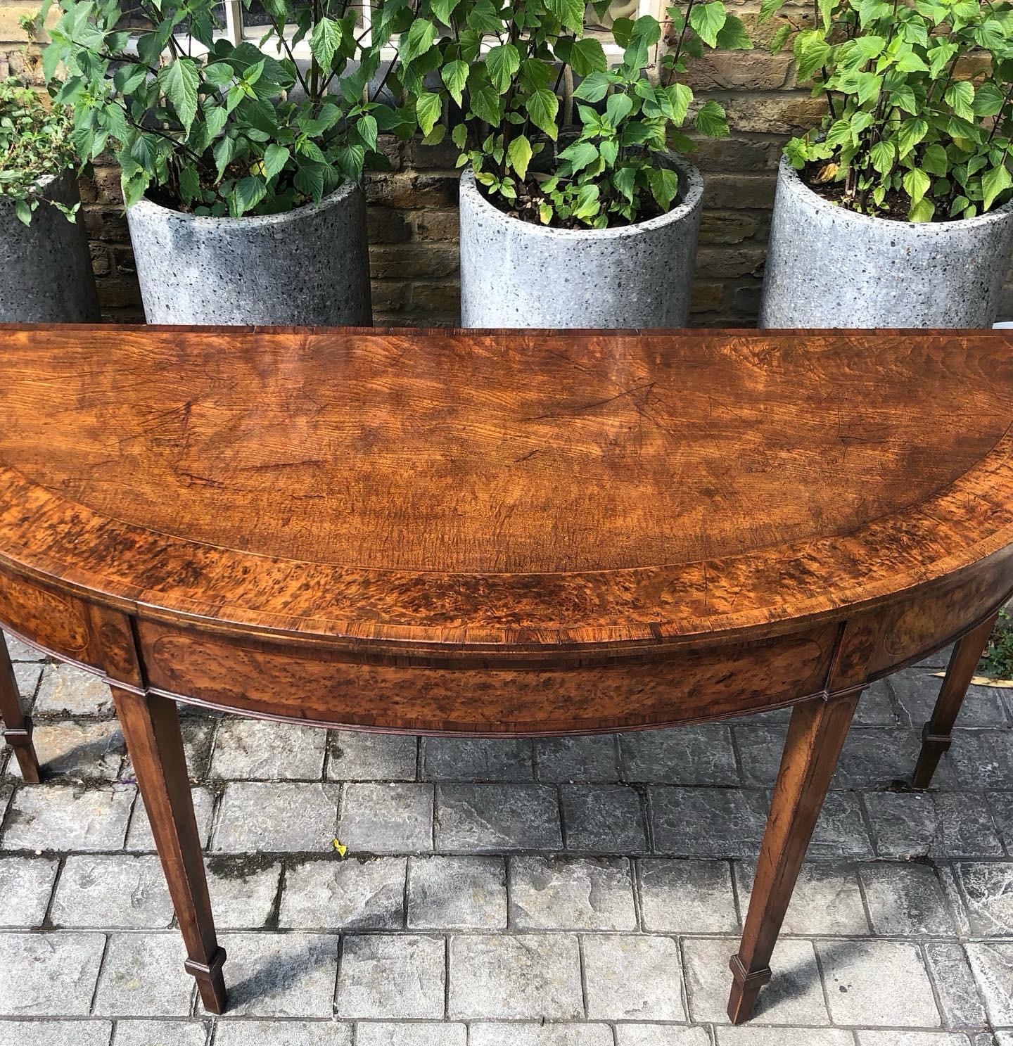 Paire de tables Demi Lune en loupe de Wood et acajou de la période George III en vente 2