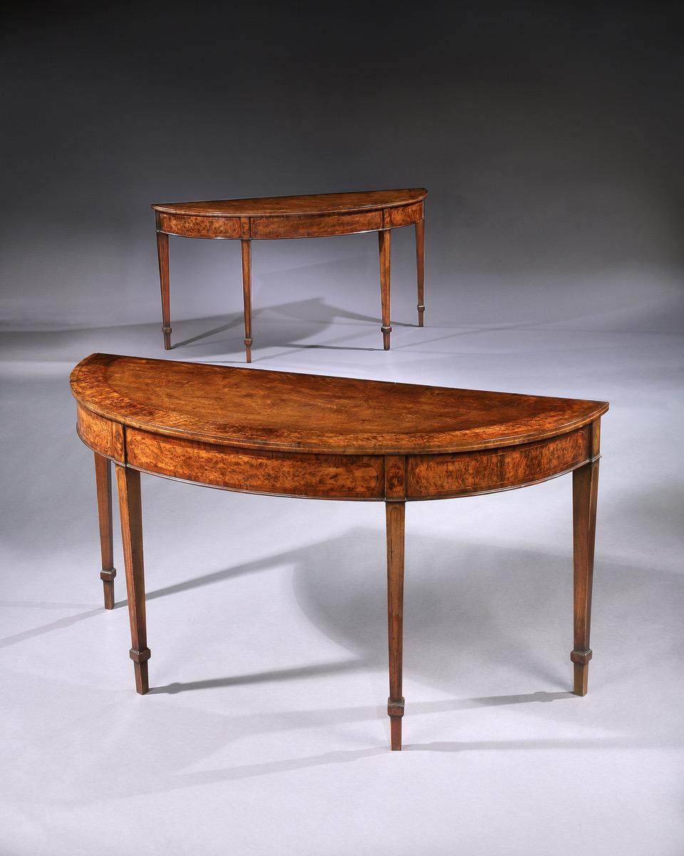 PAIRE DE TABLES D'APPOINT EN FORME DE D EN RONCE D'IF ET EN ACAJOU DE GEORGE III

Anglais, vers 1790

Les plateaux semi-elliptiques sont plaqués en acajou bien figuré et bordés de loupe d'if et de Goncalo Alvez. La frise est également plaquée de