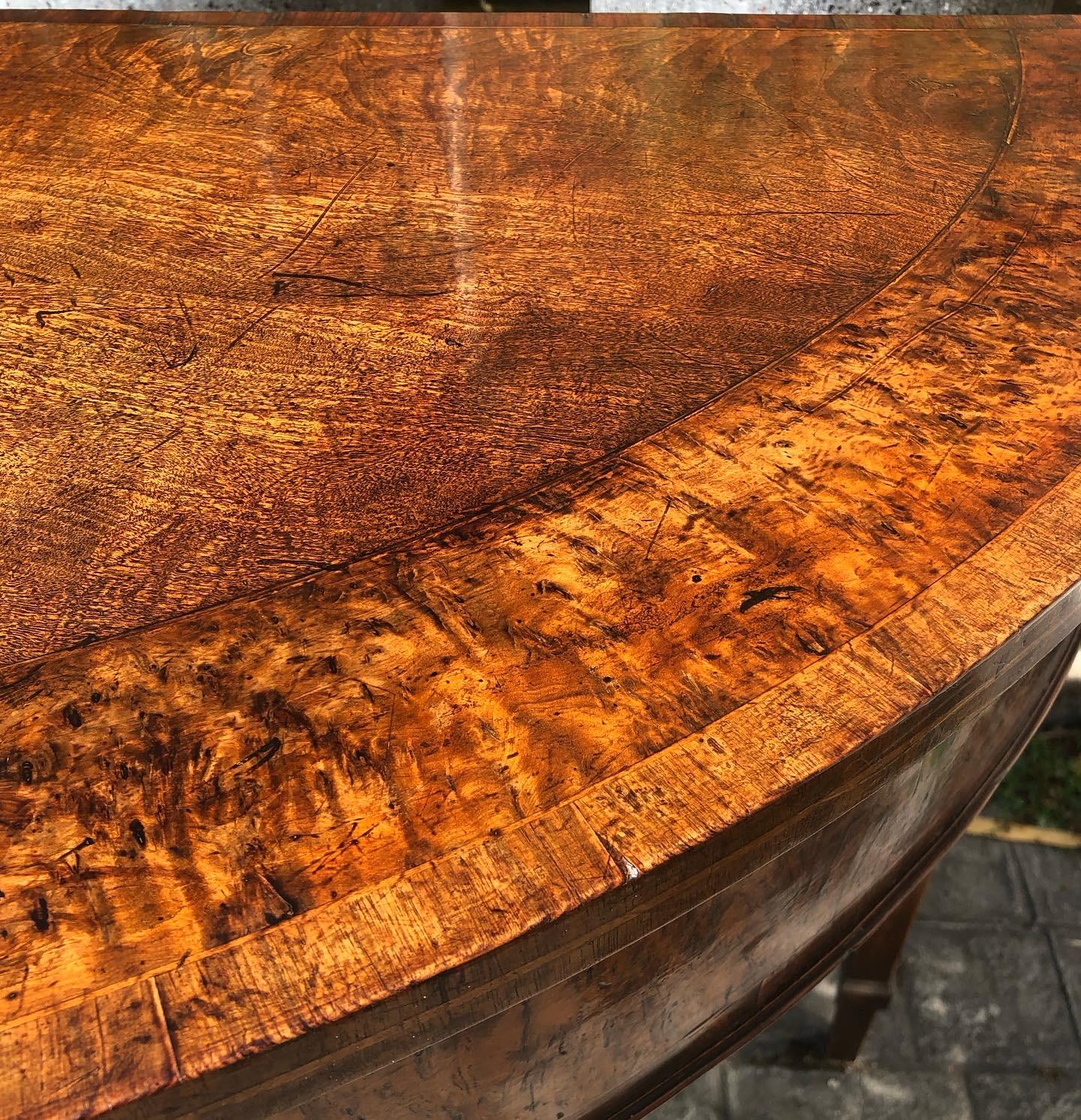 Britannique Paire de tables Demi Lune en loupe de Wood et acajou de la période George III en vente