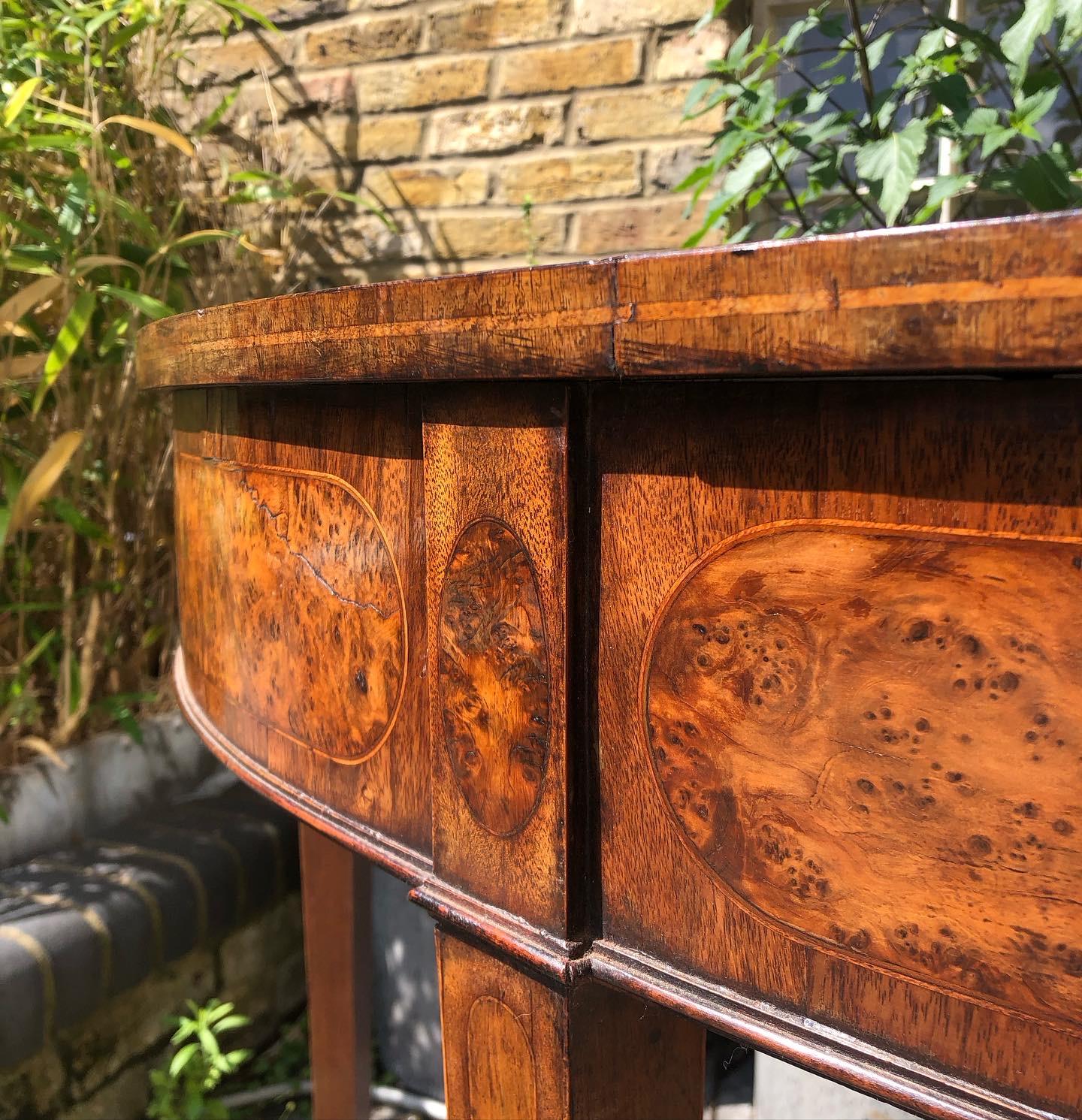 Placage Paire de tables Demi Lune en loupe de Wood et acajou de la période George III en vente