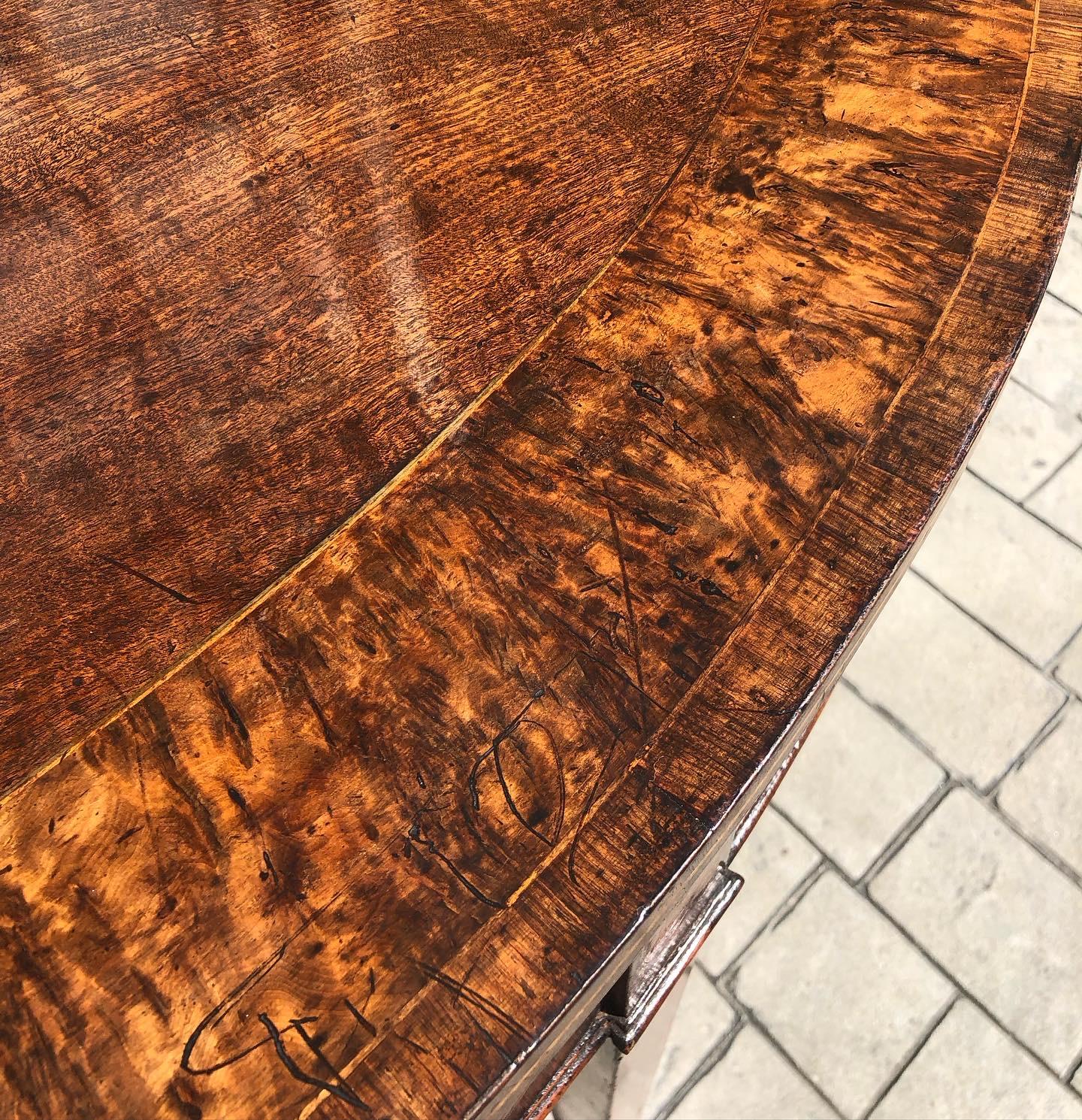 XVIIIe siècle Paire de tables Demi Lune en loupe de Wood et acajou de la période George III en vente