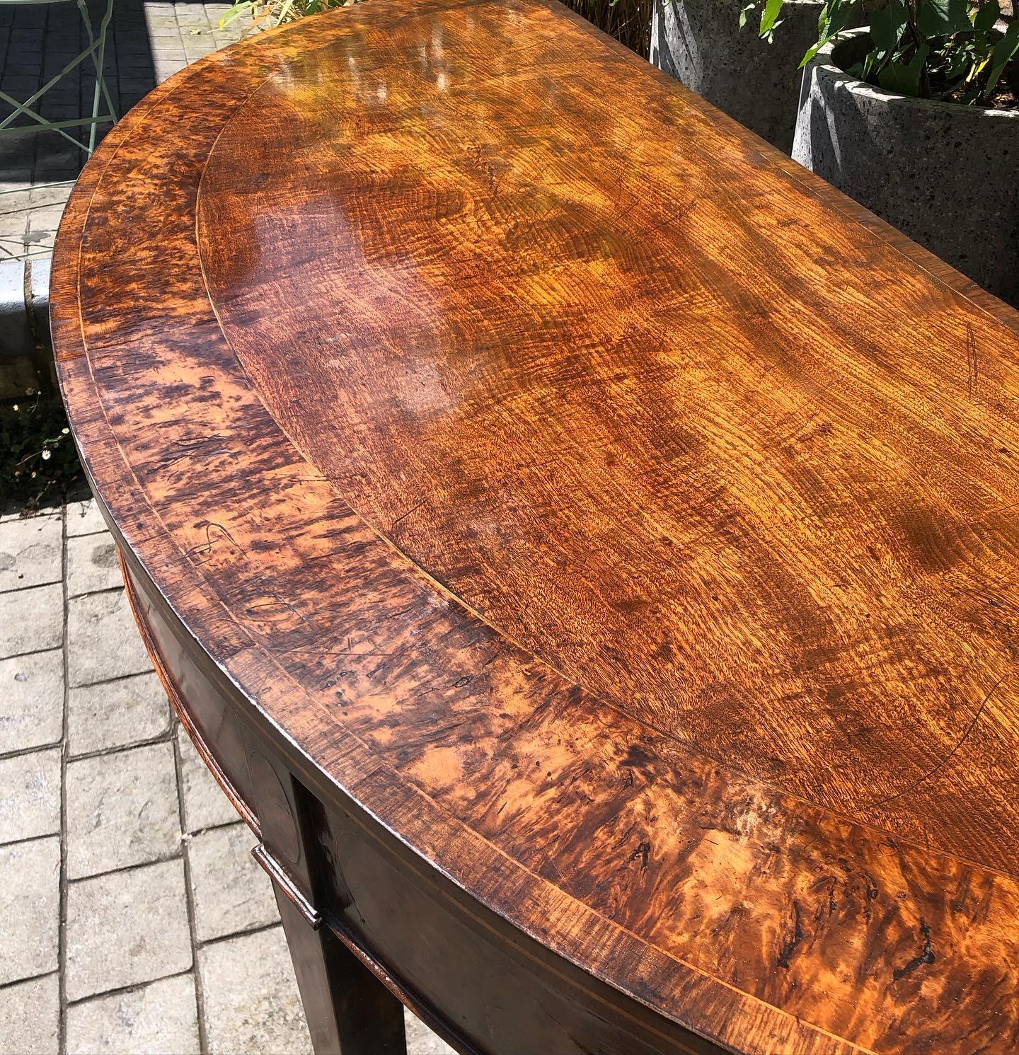 Acajou Paire de tables Demi Lune en loupe de Wood et acajou de la période George III en vente