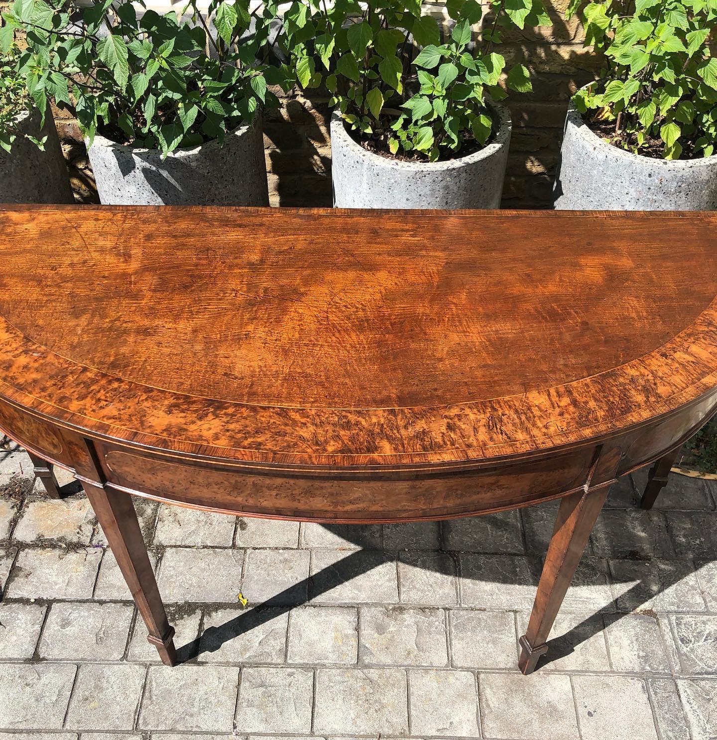Paire de tables Demi Lune en loupe de Wood et acajou de la période George III en vente 1