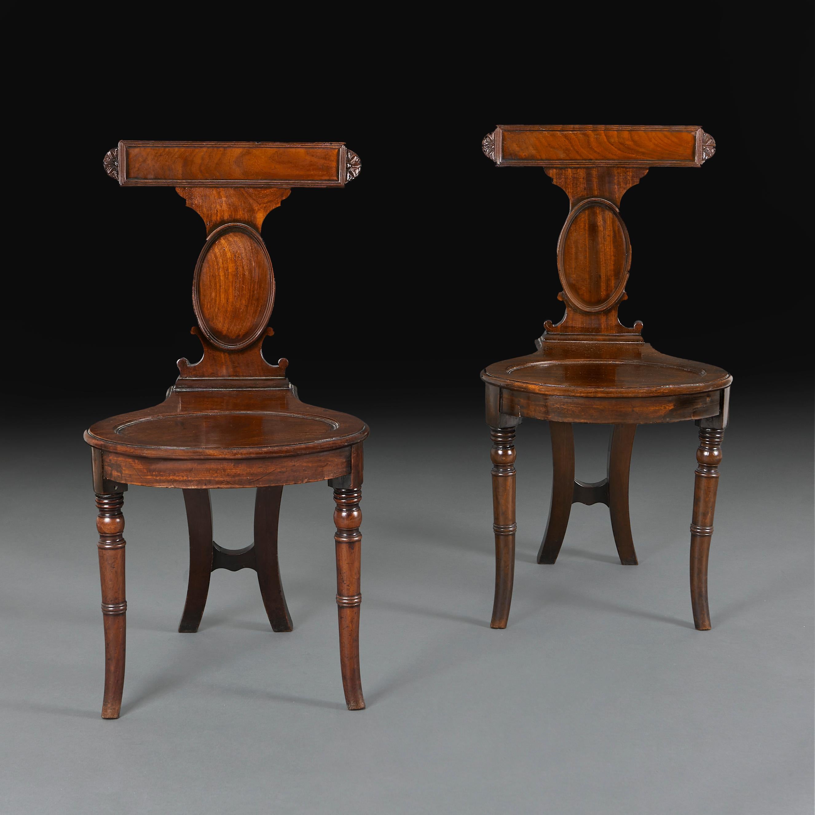 Une belle paire de chaises de salle en acajou du début du XIXe siècle, attribuée à Gillows of Lancaster, avec des sièges en forme, des dossiers étroits et quatre pieds évasés.