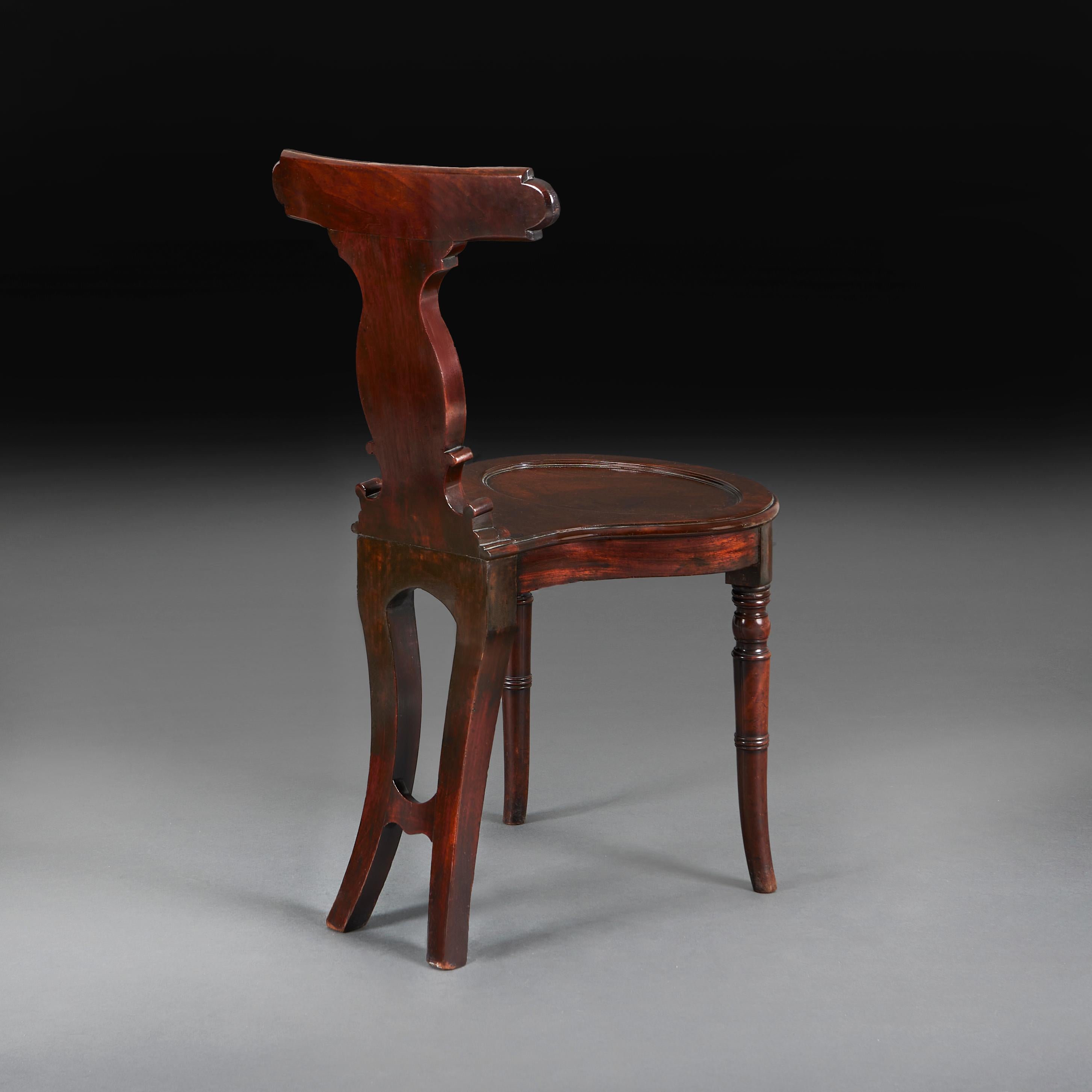 Une belle paire de chaises de salon Gillows Bon état - En vente à London, GB