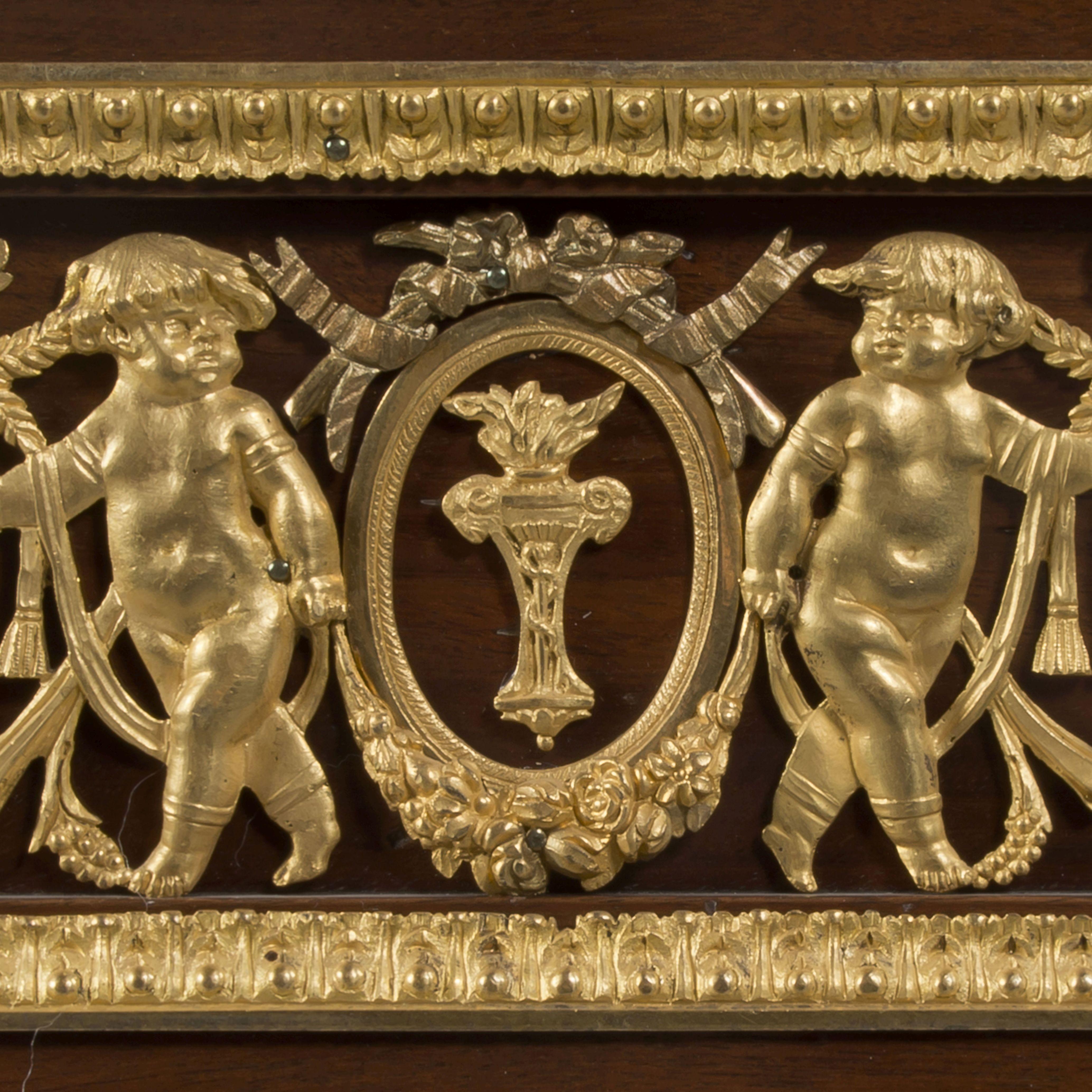 Feines Paar Konsolentische aus vergoldetem Mahagoni mit Bronzebeschlägen (Französisch) im Angebot