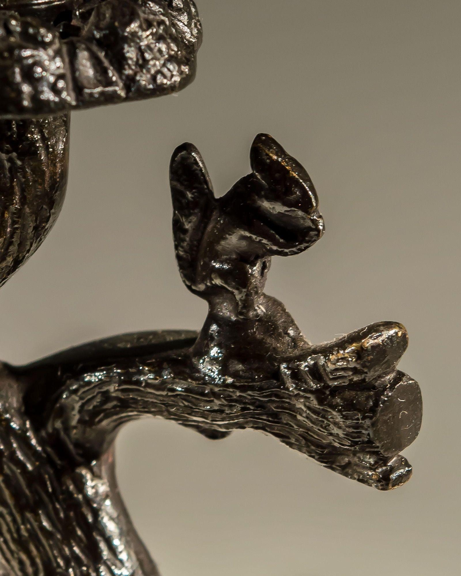 Une belle paire de chandeliers Régence en bronze doré, représentant un cerf et une biche.