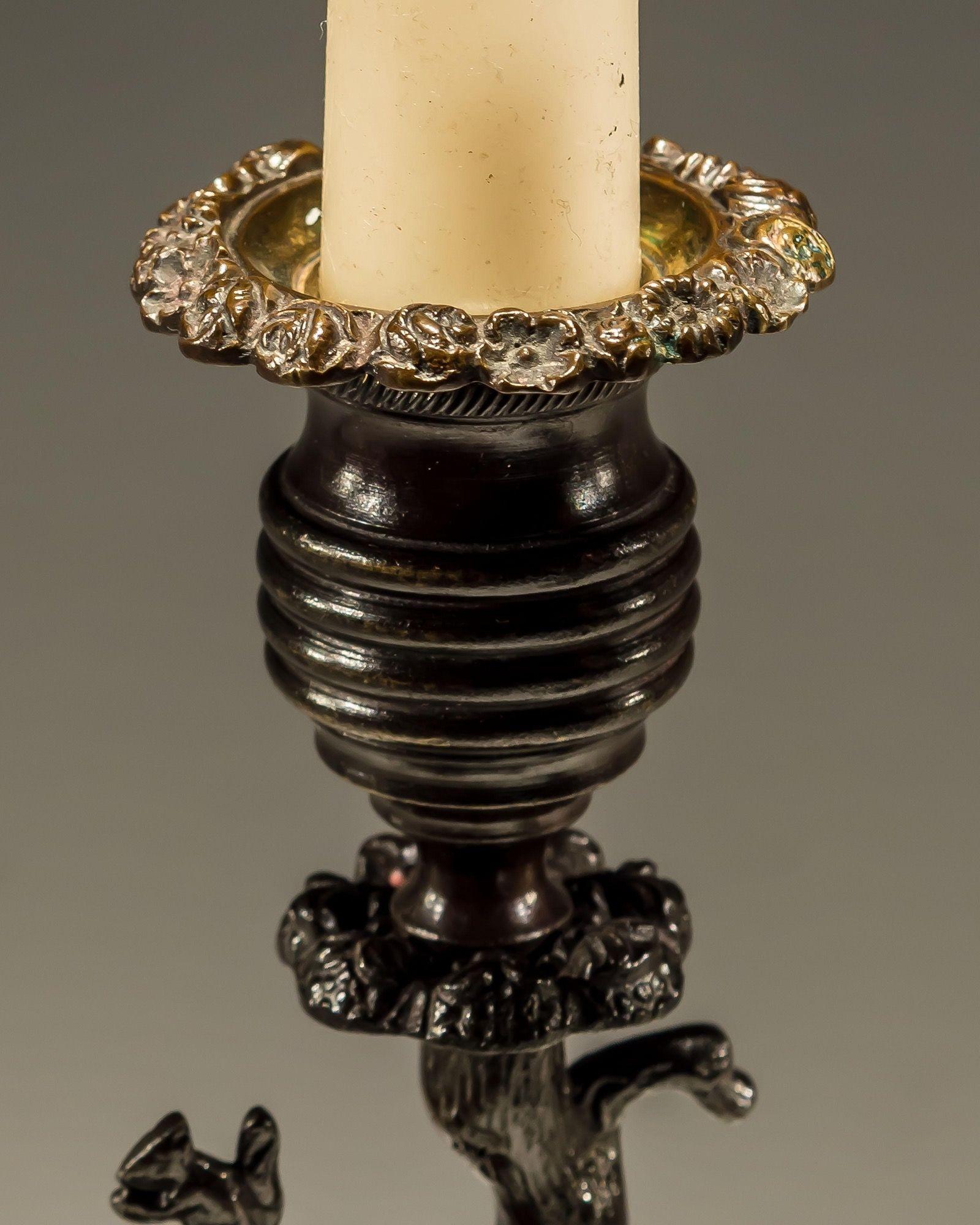 XIXe siècle Une belle paire de chandeliers en bronze doré avec cerf et biche en vente