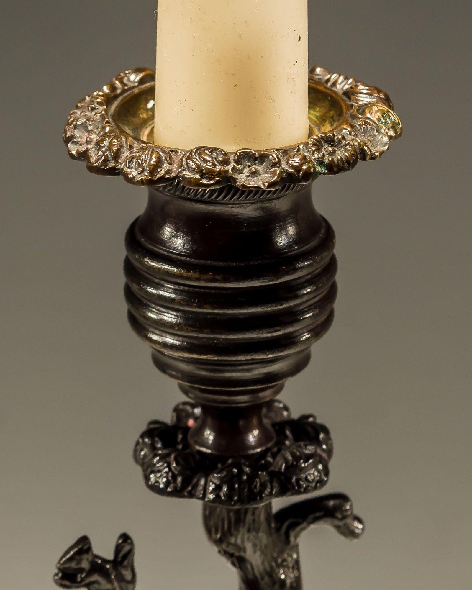 XIX secolo Raffinata coppia di candelabri con cervo e cerva in bronzo dorato in vendita
