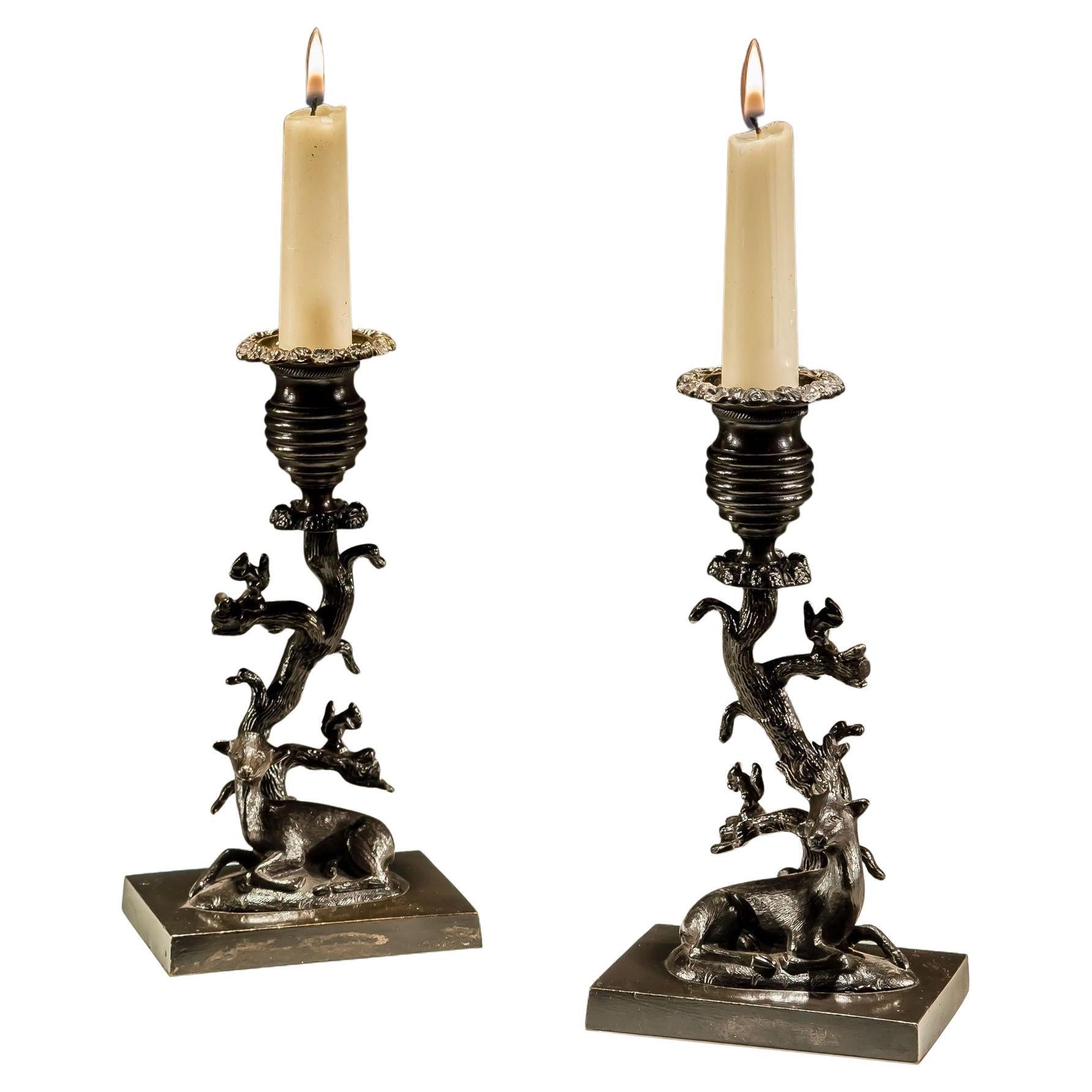 Une belle paire de chandeliers en bronze doré avec cerf et biche en vente