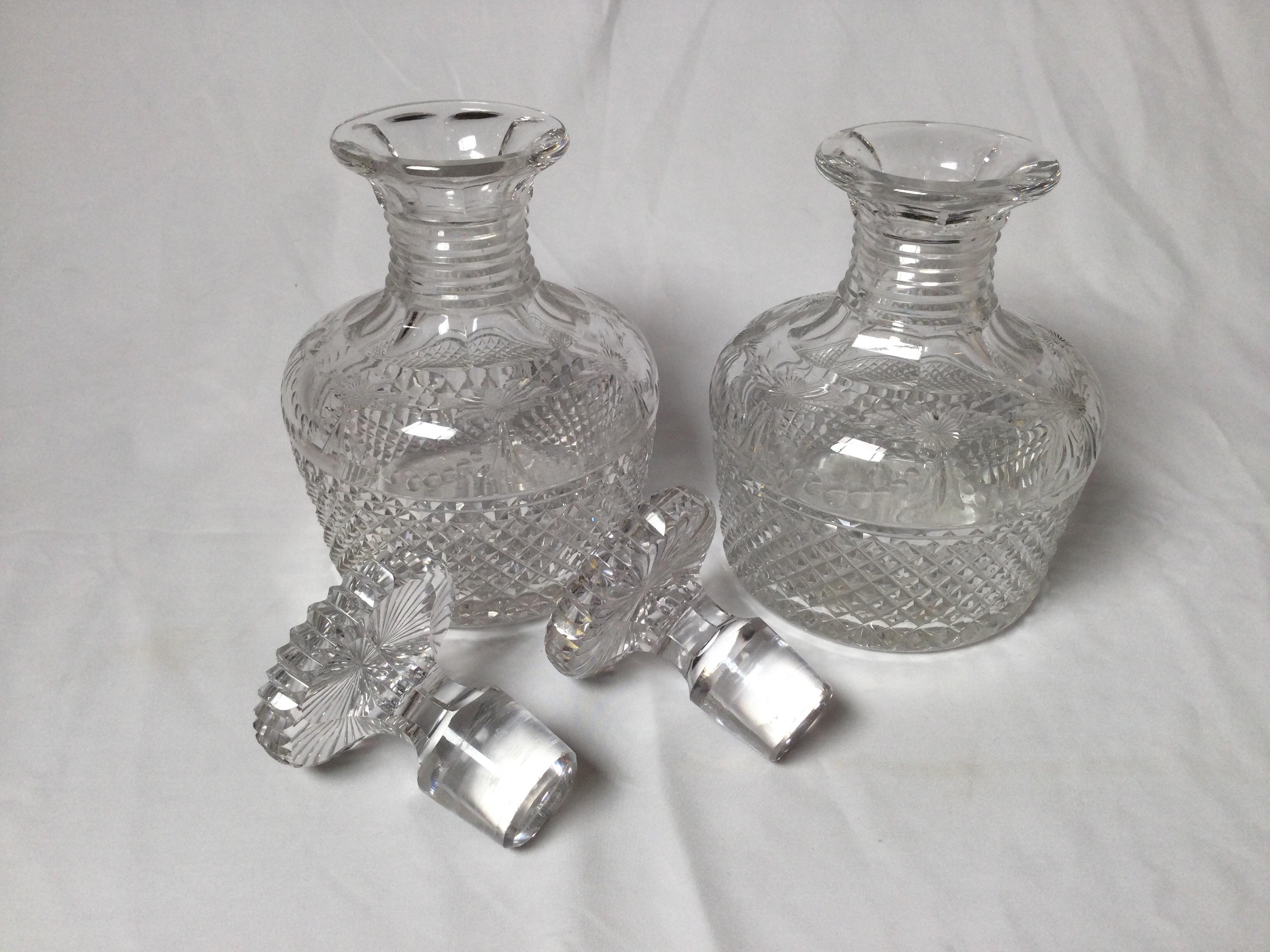 Inglese Raffinata coppia di decanter inglesi tagliati a mano, XIX secolo