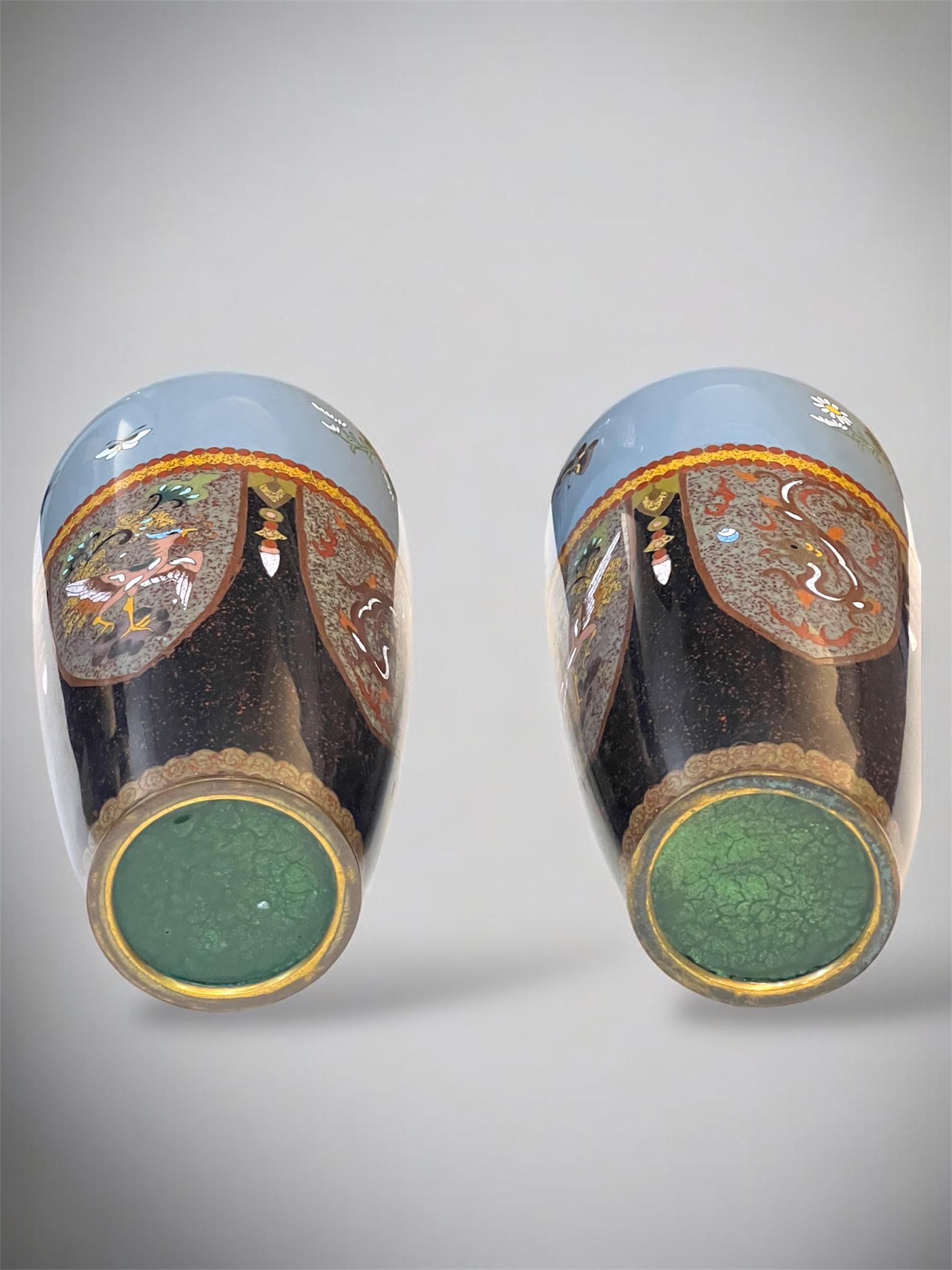 Paire de vases japonais en émail cloisonné attribués à Honda Yasaburō en vente 3