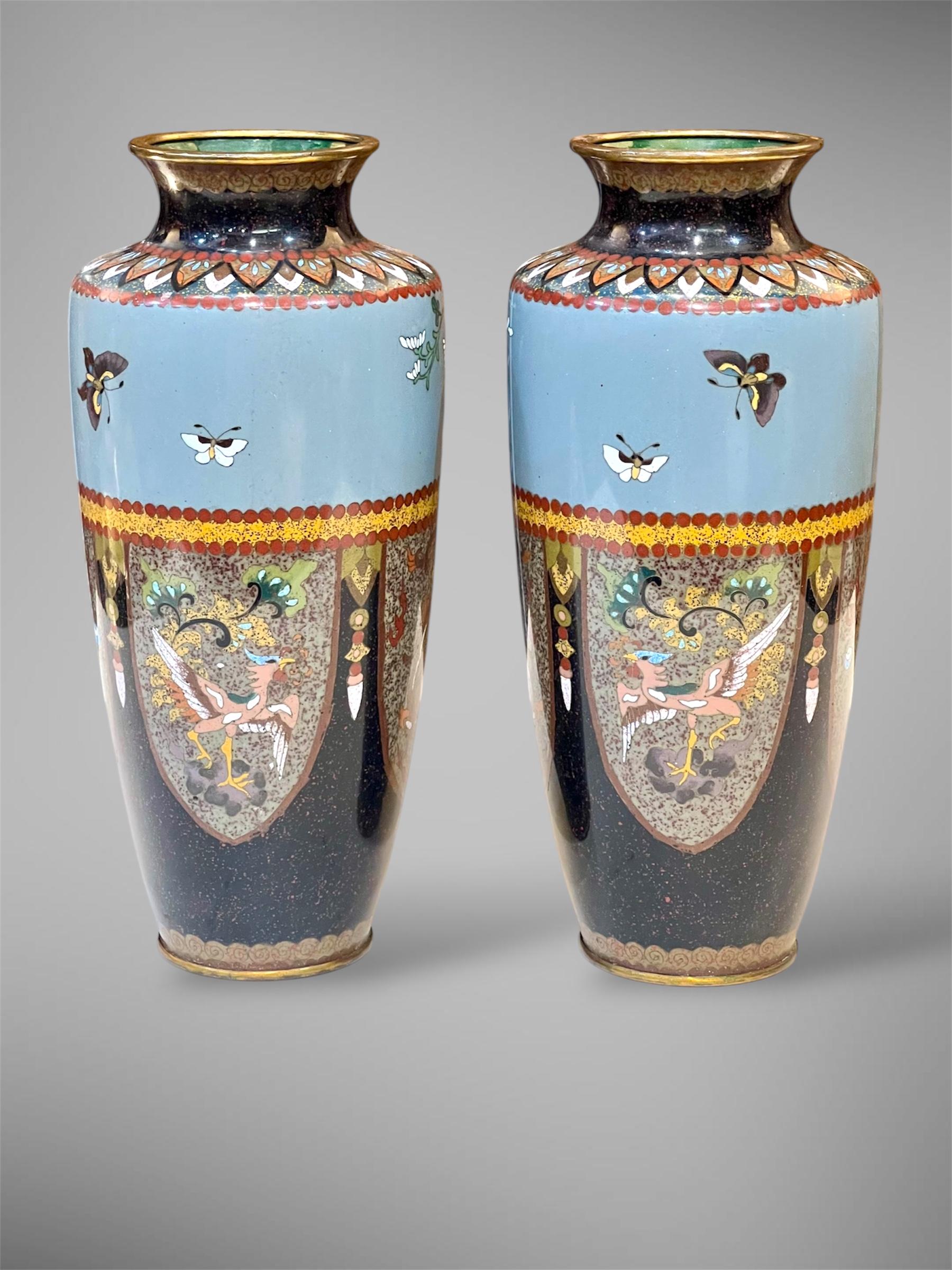Paire de vases japonais en émail cloisonné
Attribué à Honda Yasaburō, Nagoya, 

ère Meiji


Chacun de forme balustre, travaillé en émaux polychromes et fil d'argent sur un fond émaillé marron foncé tacheté, les cartouches avant décorés de hō-ō