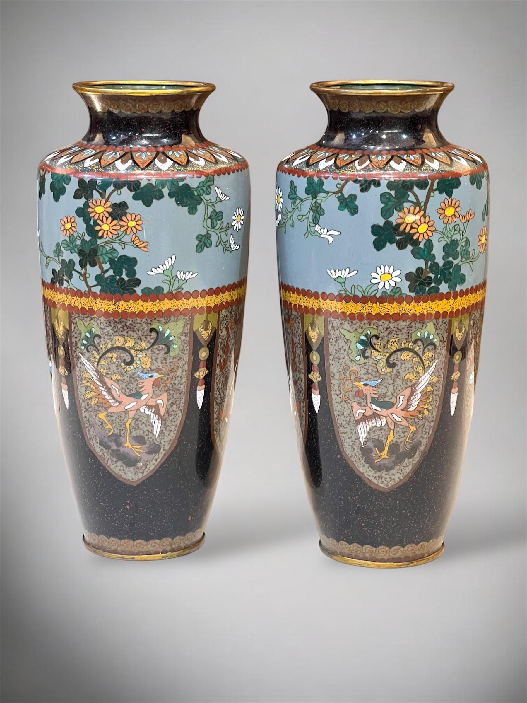 Japonais Paire de vases japonais en émail cloisonné attribués à Honda Yasaburō en vente