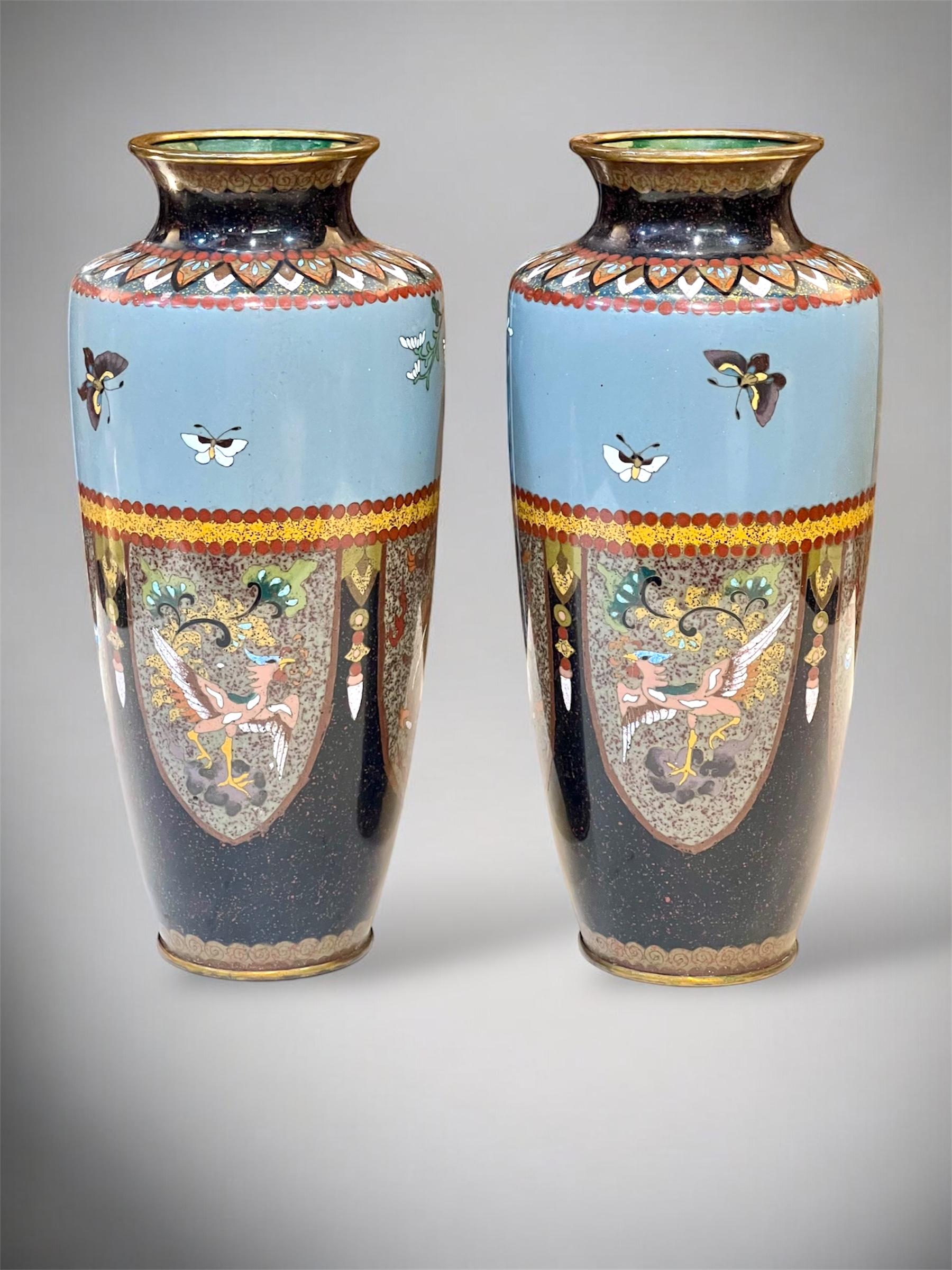 Cloisonné Paire de vases japonais en émail cloisonné attribués à Honda Yasaburō en vente