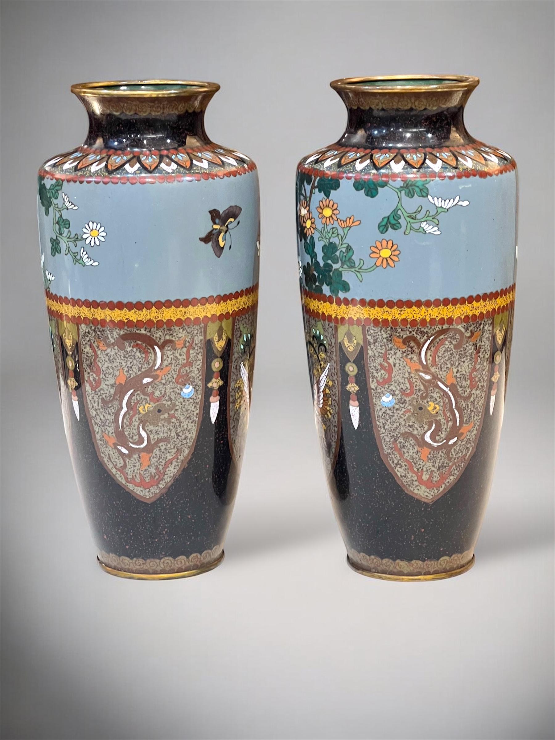 Paire de vases japonais en émail cloisonné attribués à Honda Yasaburō Bon état - En vente à London, GB