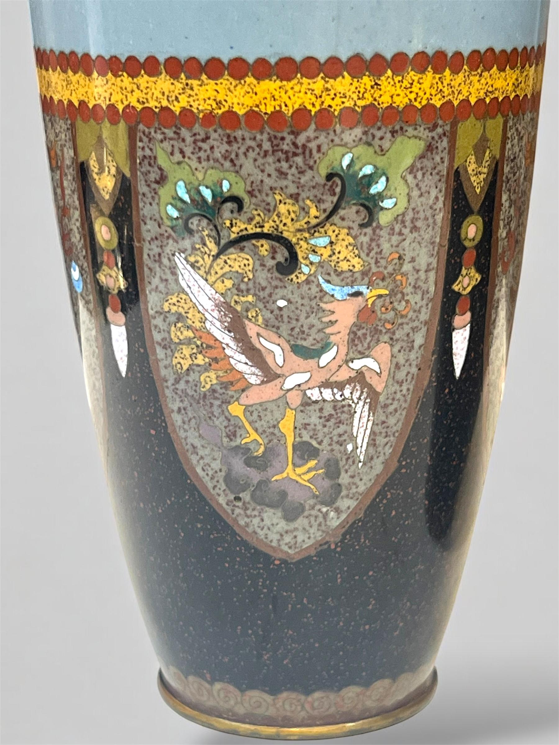 XIXe siècle Paire de vases japonais en émail cloisonné attribués à Honda Yasaburō en vente