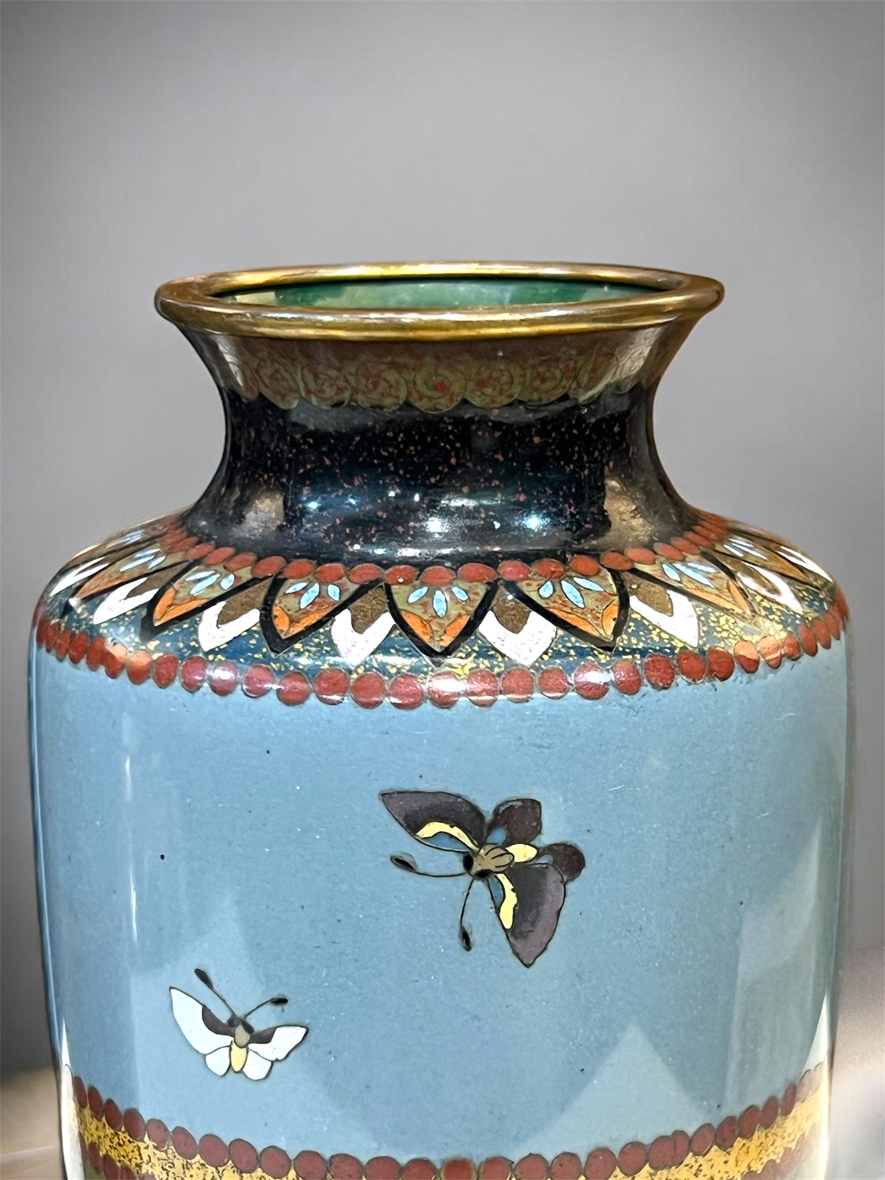 Émail Paire de vases japonais en émail cloisonné attribués à Honda Yasaburō en vente
