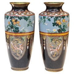 Paire de vases japonais en émail cloisonné attribués à Honda Yasaburō