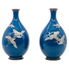 Fino par de jarrones japoneses de esmalte cloisonné con grullas . Era Meiji