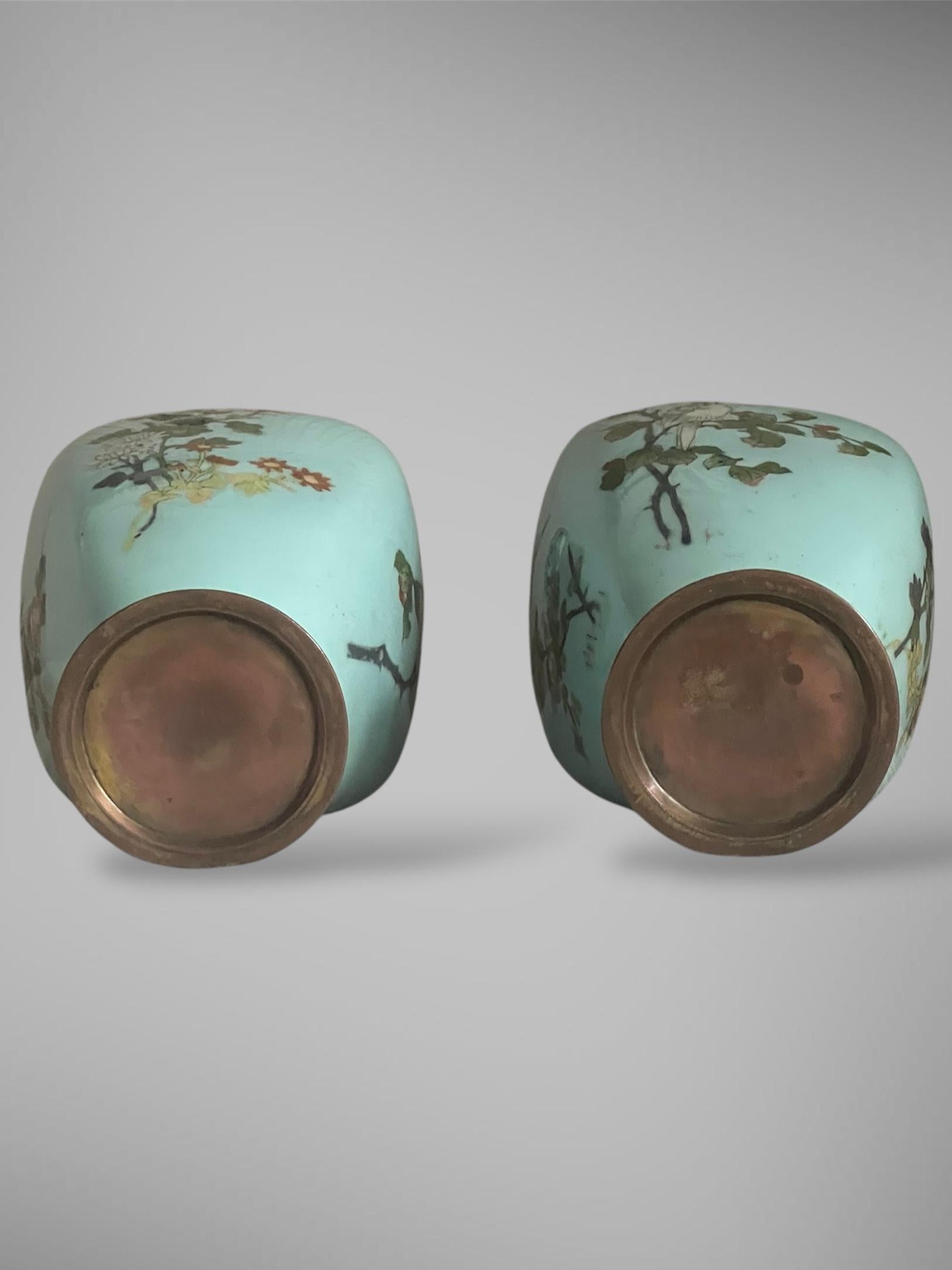 Coppia di vasi giapponesi in cloisonné ed anamello con rondini e pappagalli. 19° C. in vendita 9