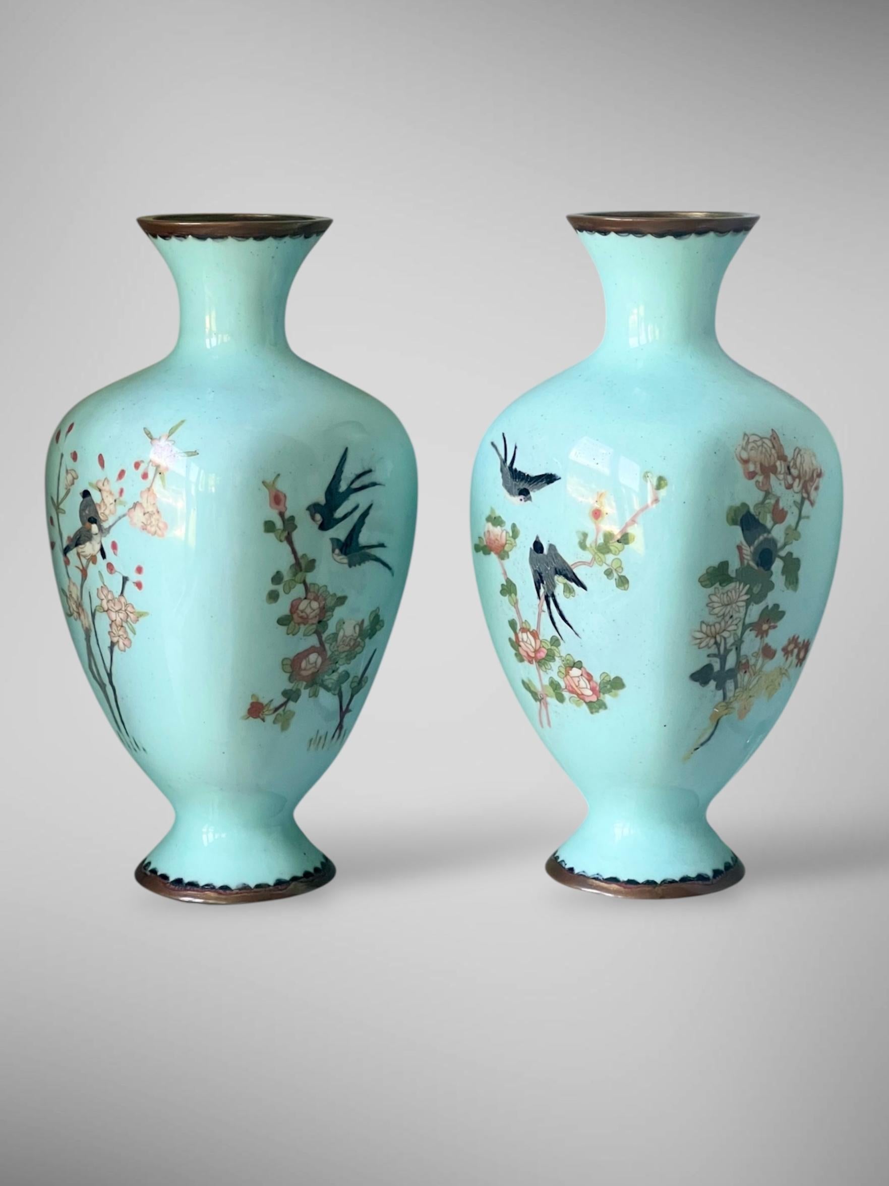 
Una raffinata coppia di vasi giapponesi in cloisonné ed anamello con rondini e pappagalli
Periodo Meiji
Ognuno di essi ha una forma quadrata con spalle arrotondate, che si innalza fino a un collo leggermente a vita e una bocca svasata, sostenuta da