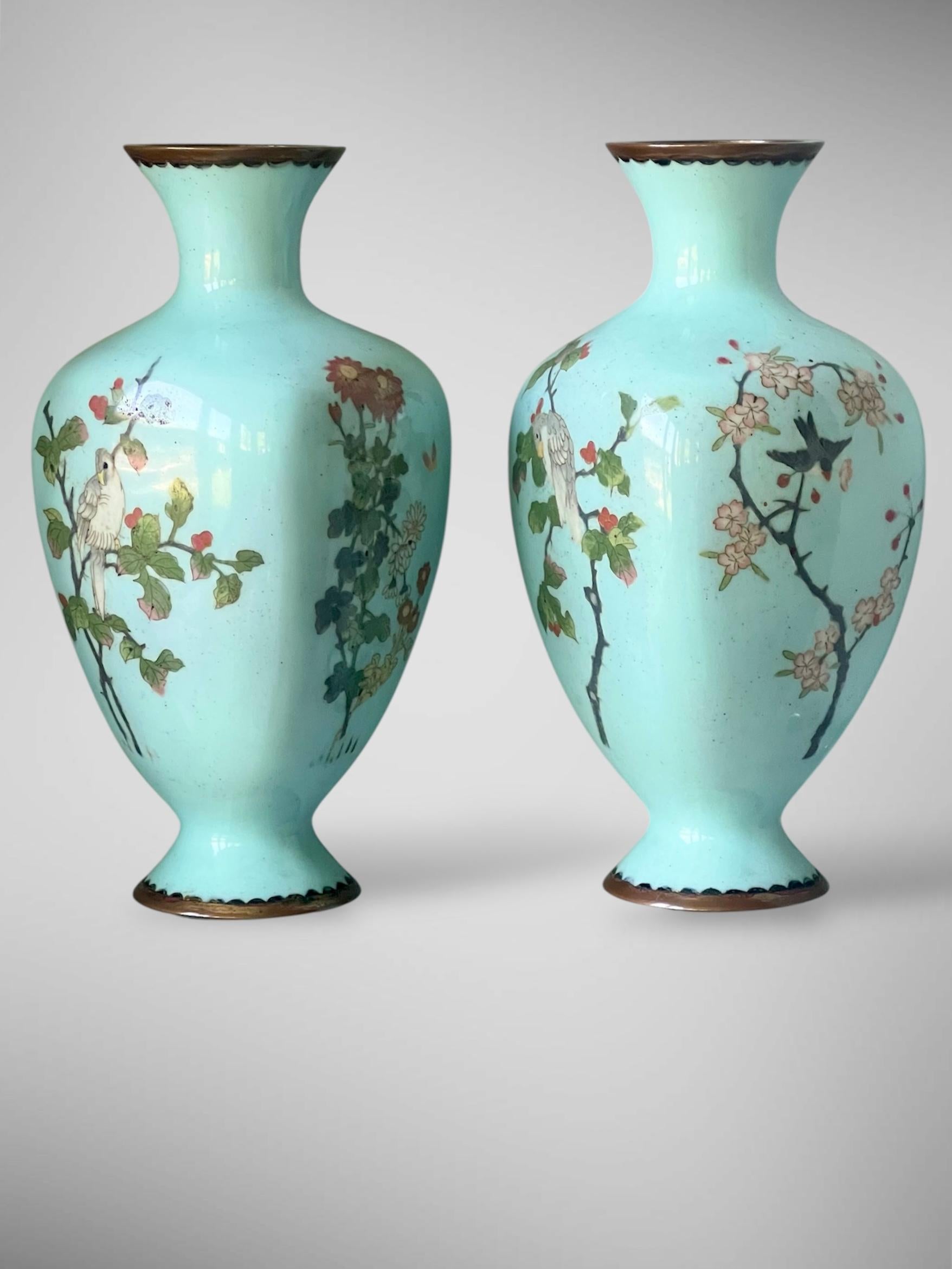 Cloisonné Coppia di vasi giapponesi in cloisonné ed anamello con rondini e pappagalli. 19° C. in vendita