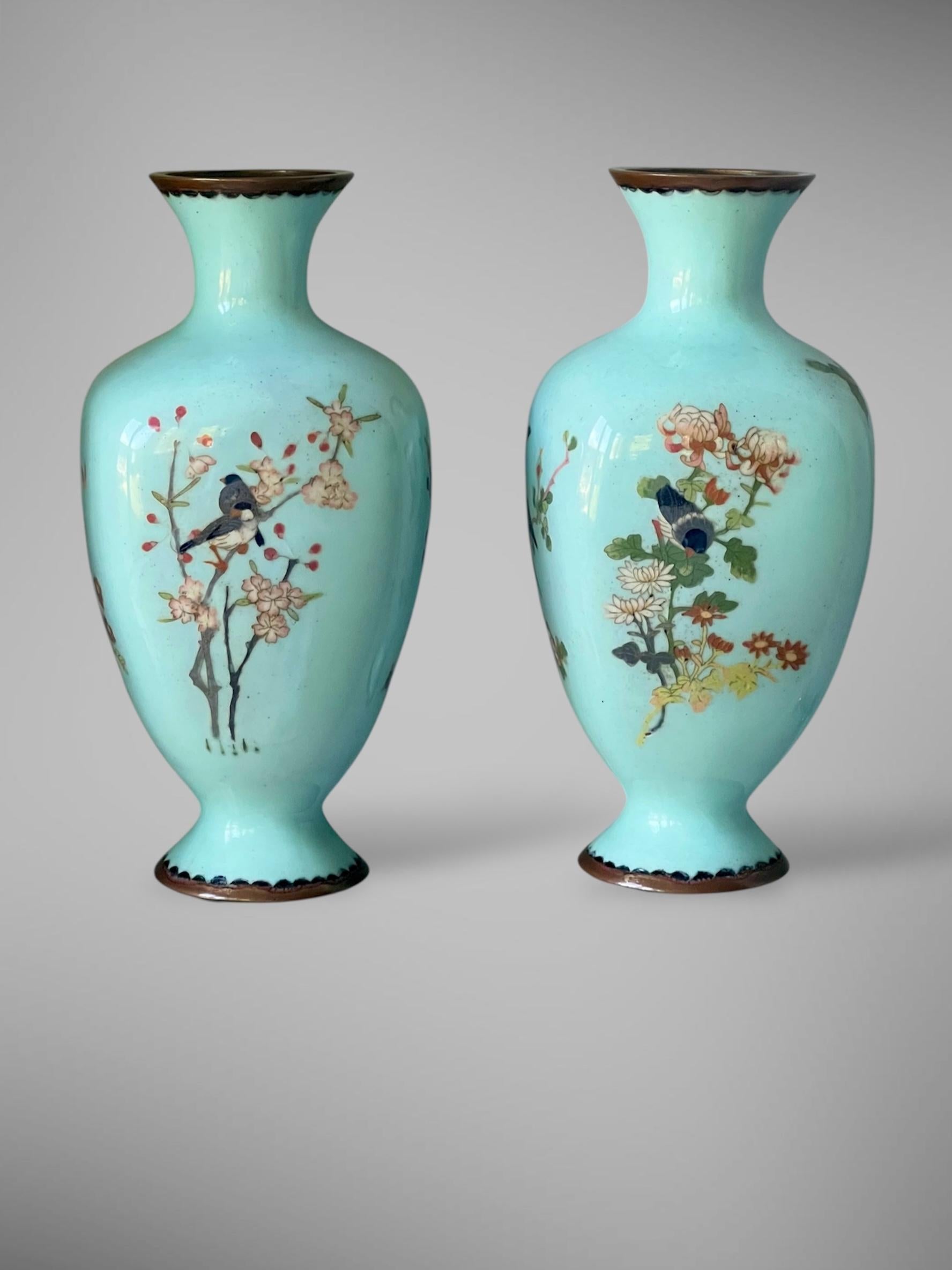 XIX secolo Coppia di vasi giapponesi in cloisonné ed anamello con rondini e pappagalli. 19° C. in vendita