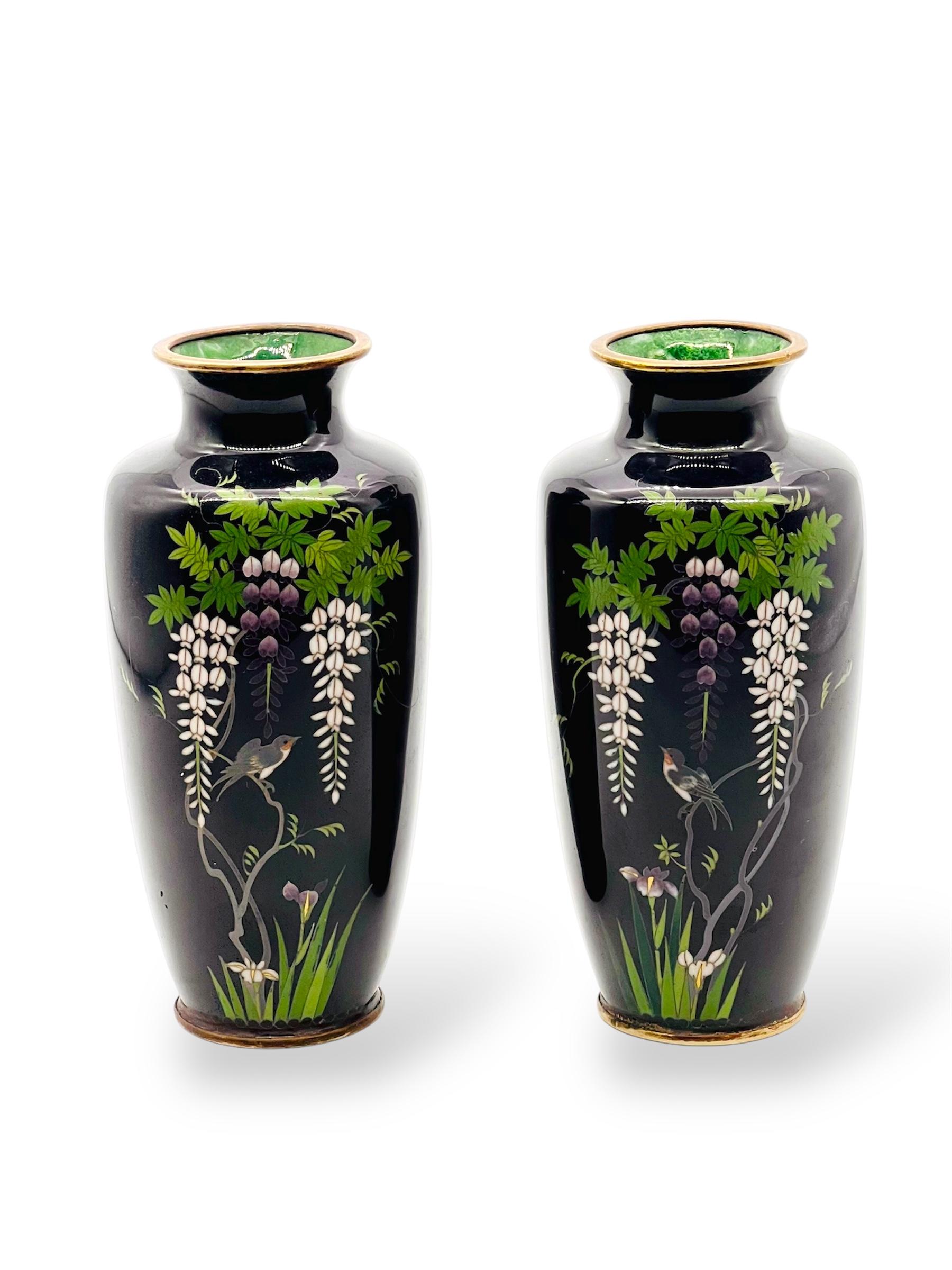 Fino par de jarrones glicinias japoneses de esmalte cloisonné. Era Meiji en venta 3