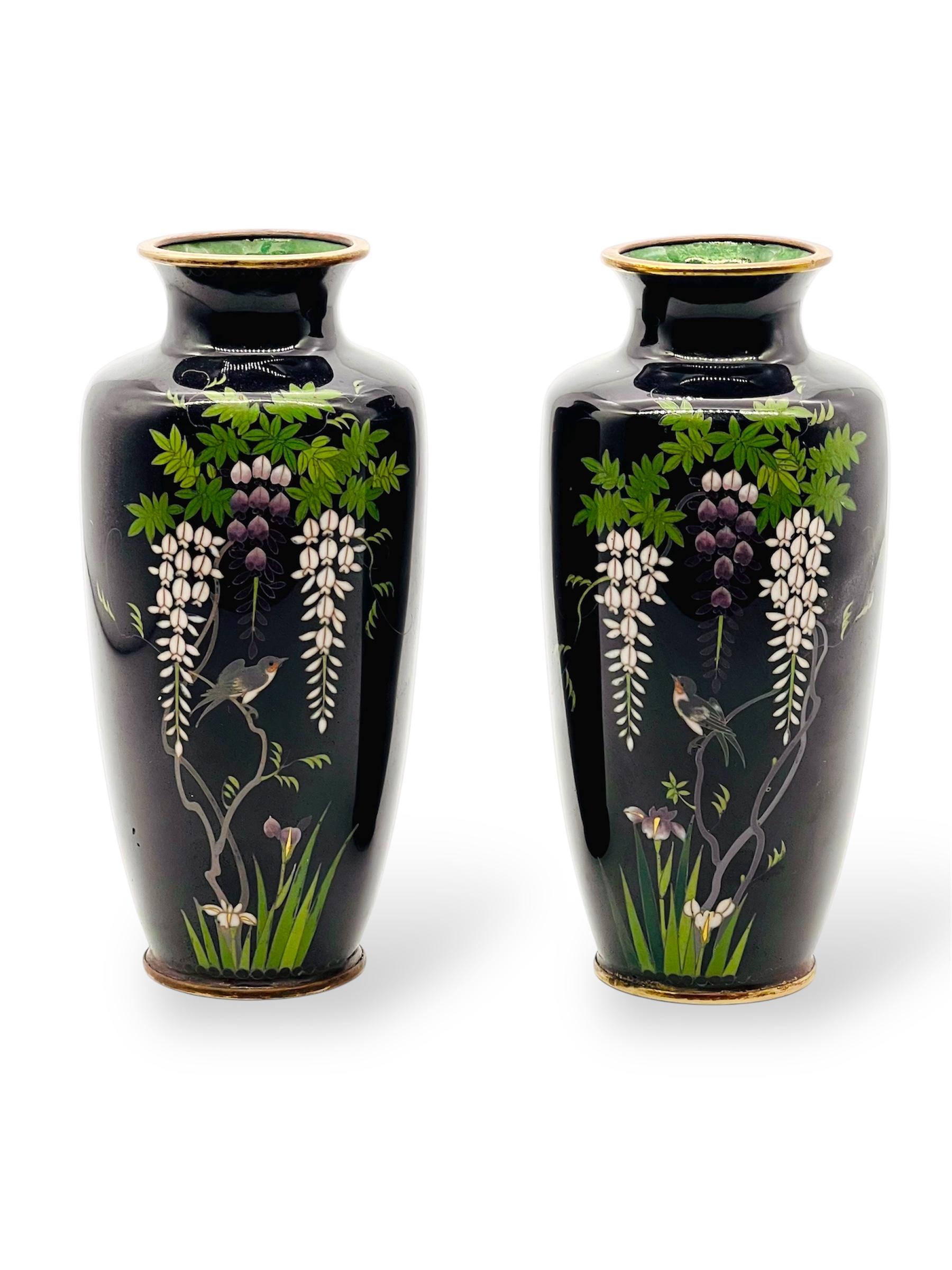 
FINO PAR DE JARRONES JAPONESES DE ESMALTE CLOISONNÉ.


Periodo Meiji (1868-1912).


Trabajado en alambre de plata de calibre variable con un diseño continuo que representa pájaros posados entre ramas frondosas bajo glicinas moradas y blancas,