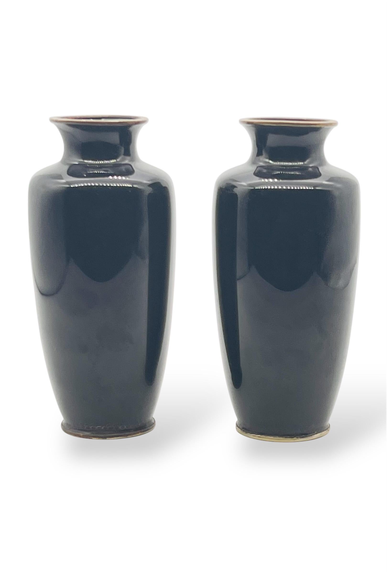 Fino par de jarrones glicinias japoneses de esmalte cloisonné. Era Meiji Japonés en venta