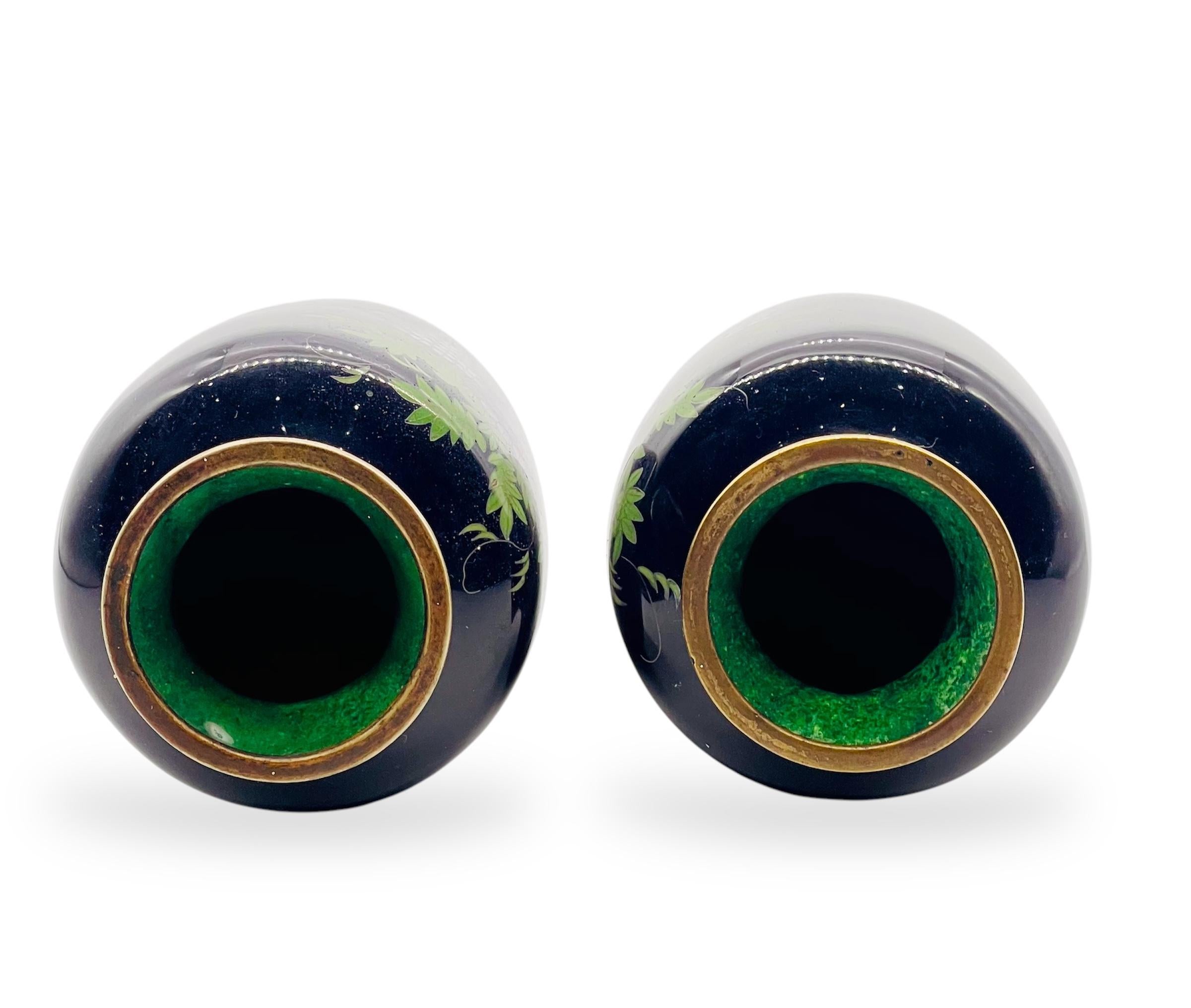 Fino par de jarrones glicinias japoneses de esmalte cloisonné. Era Meiji en Bueno estado para la venta en London, GB