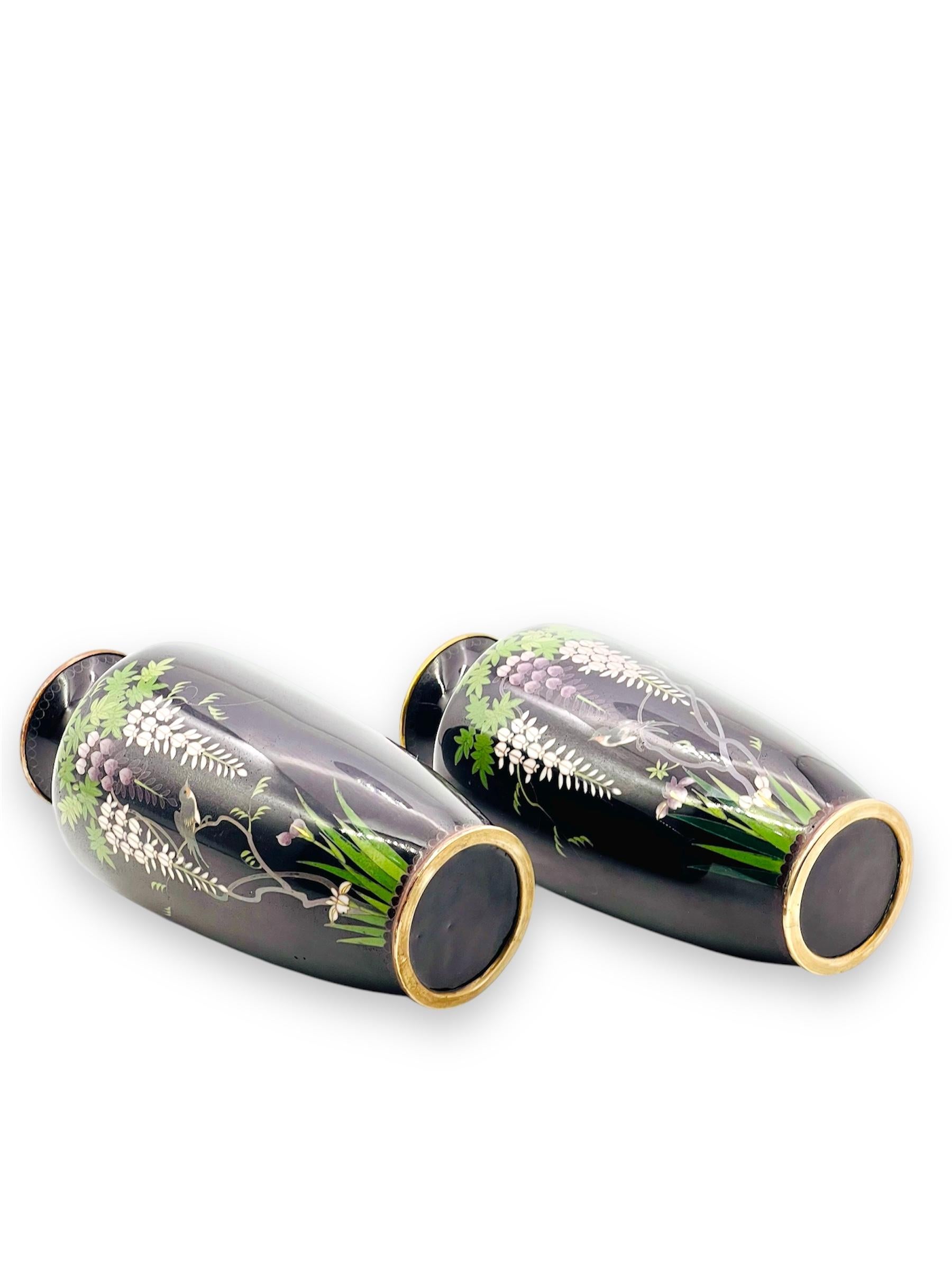 Fino par de jarrones glicinias japoneses de esmalte cloisonné. Era Meiji Esmalte en venta