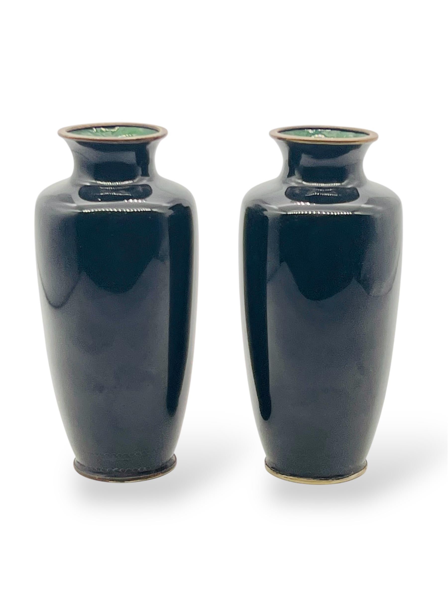 Fino par de jarrones glicinias japoneses de esmalte cloisonné. Era Meiji en venta 1