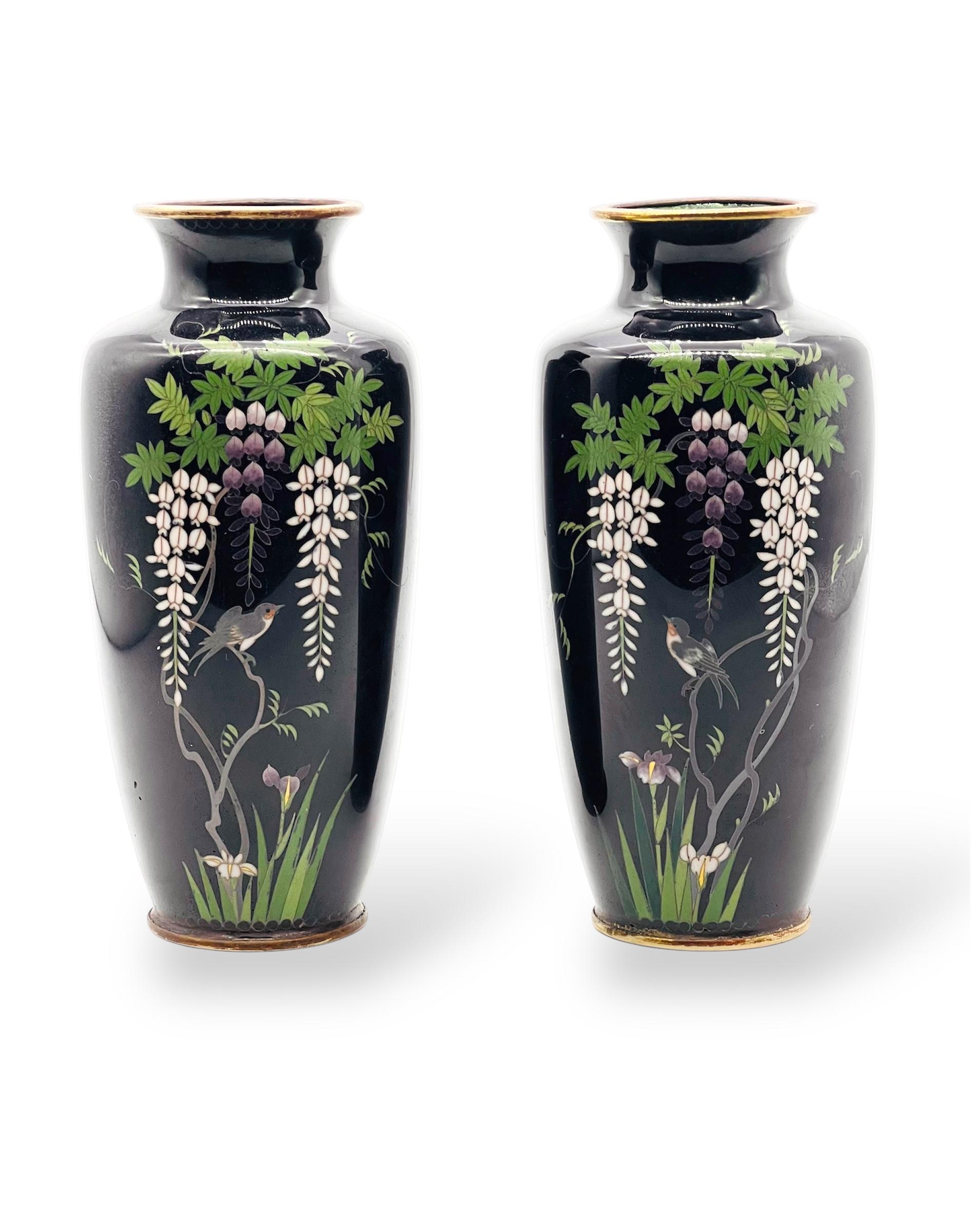Fino par de jarrones glicinias japoneses de esmalte cloisonné. Era Meiji en venta 2