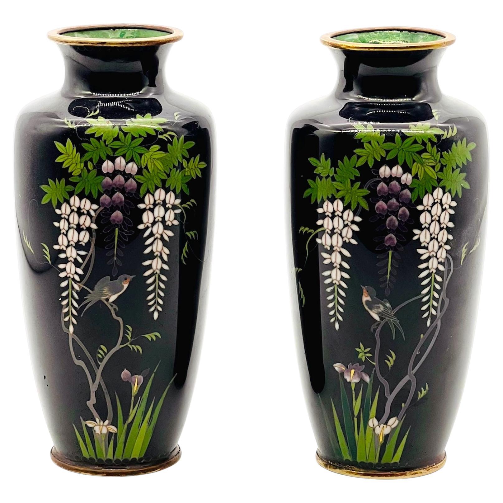 Ein feines Paar japanischer Wisteria-Vasen aus Cloisonné-Emaille mit Emaille. Meiji-Ära