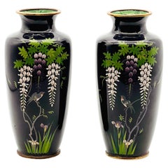 Paire de vases à glycine en émail cloisonné japonais. L'ère Meiji