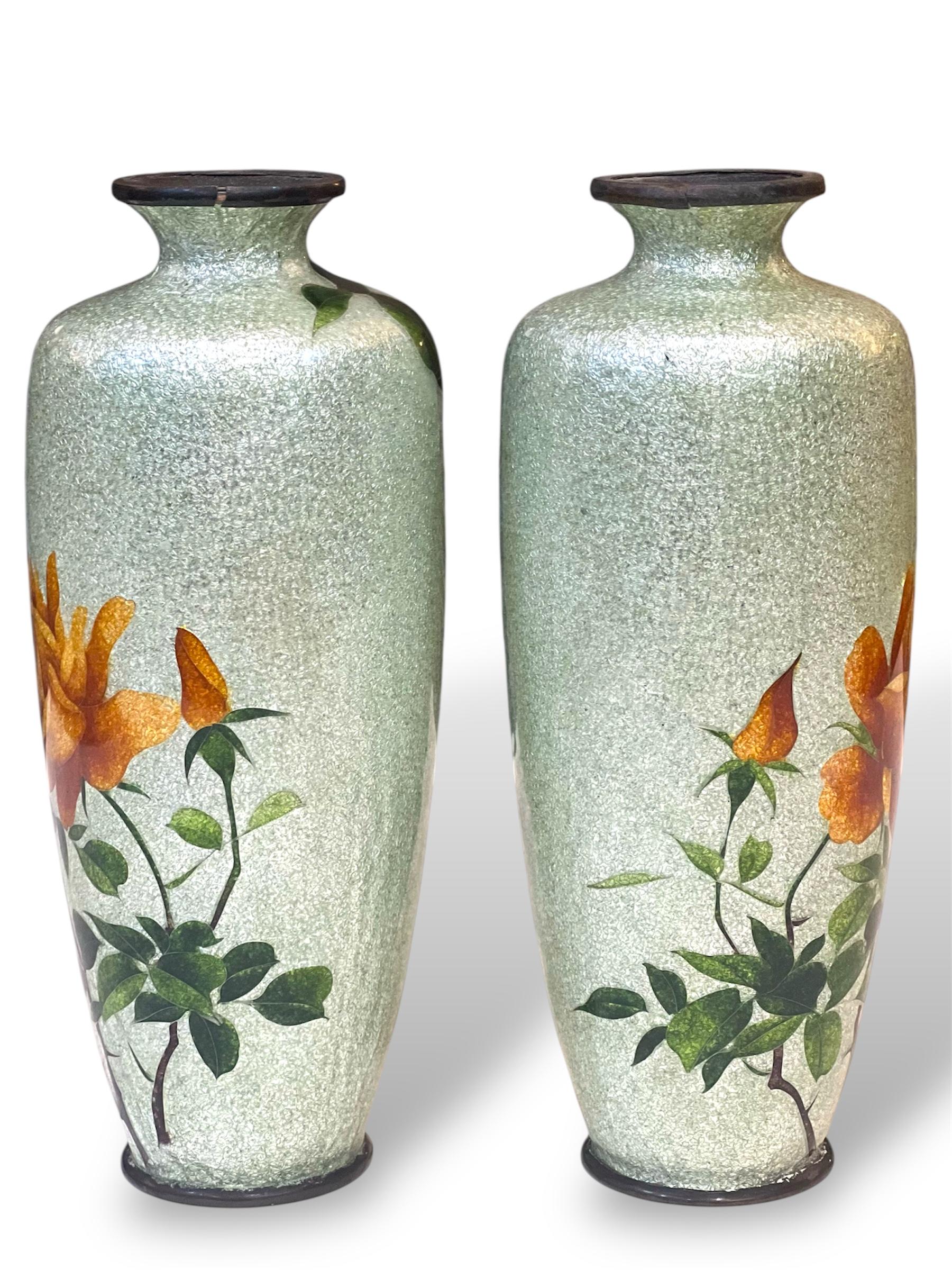 XIXe siècle A Fine Pair of Japanese Cloisonné Vases with Ginbari Floral Decoration, 19th C en vente