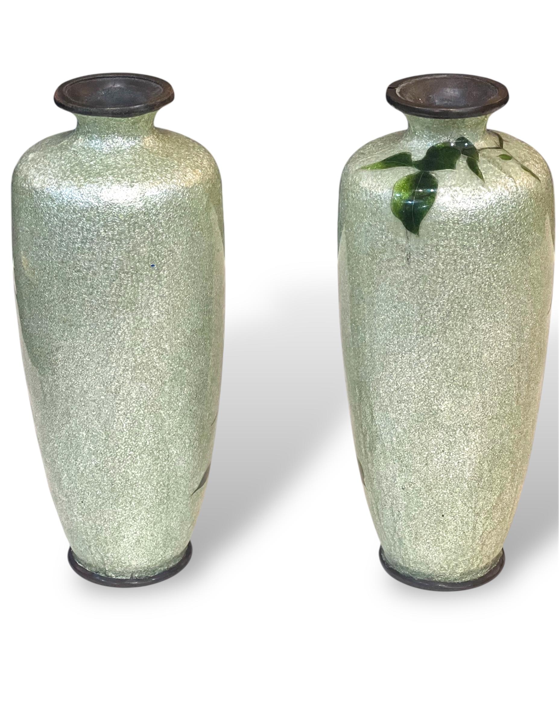 Émail A Fine Pair of Japanese Cloisonné Vases with Ginbari Floral Decoration, 19th C en vente