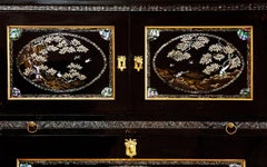 Un par de finos secretaires lacados de exportación japoneses propiedad de Sir Stamford Raffles