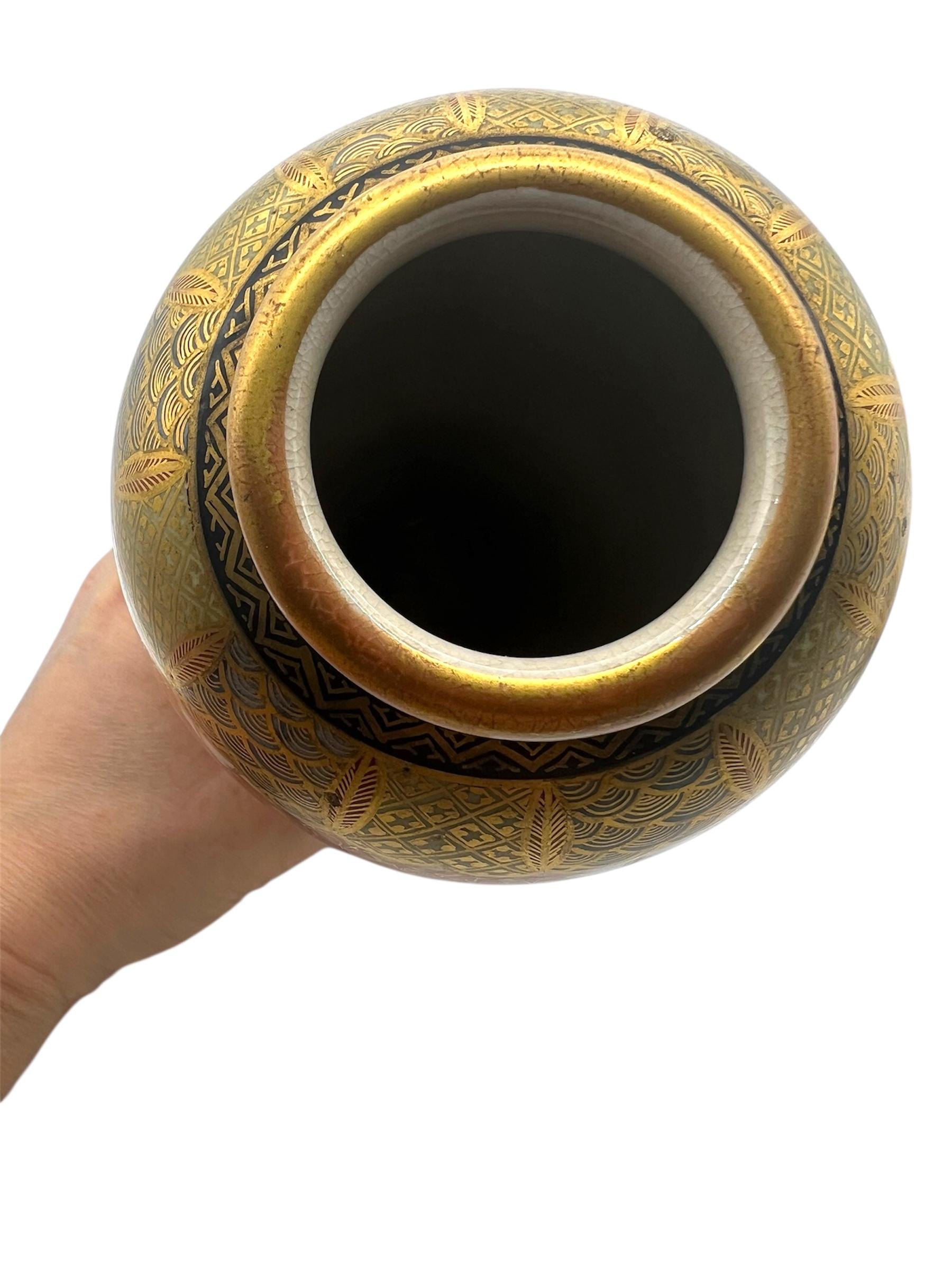 A Fine Pair of Japanese Satsuma Vases, Meiji Period , Signed Reizan. in vendita 7