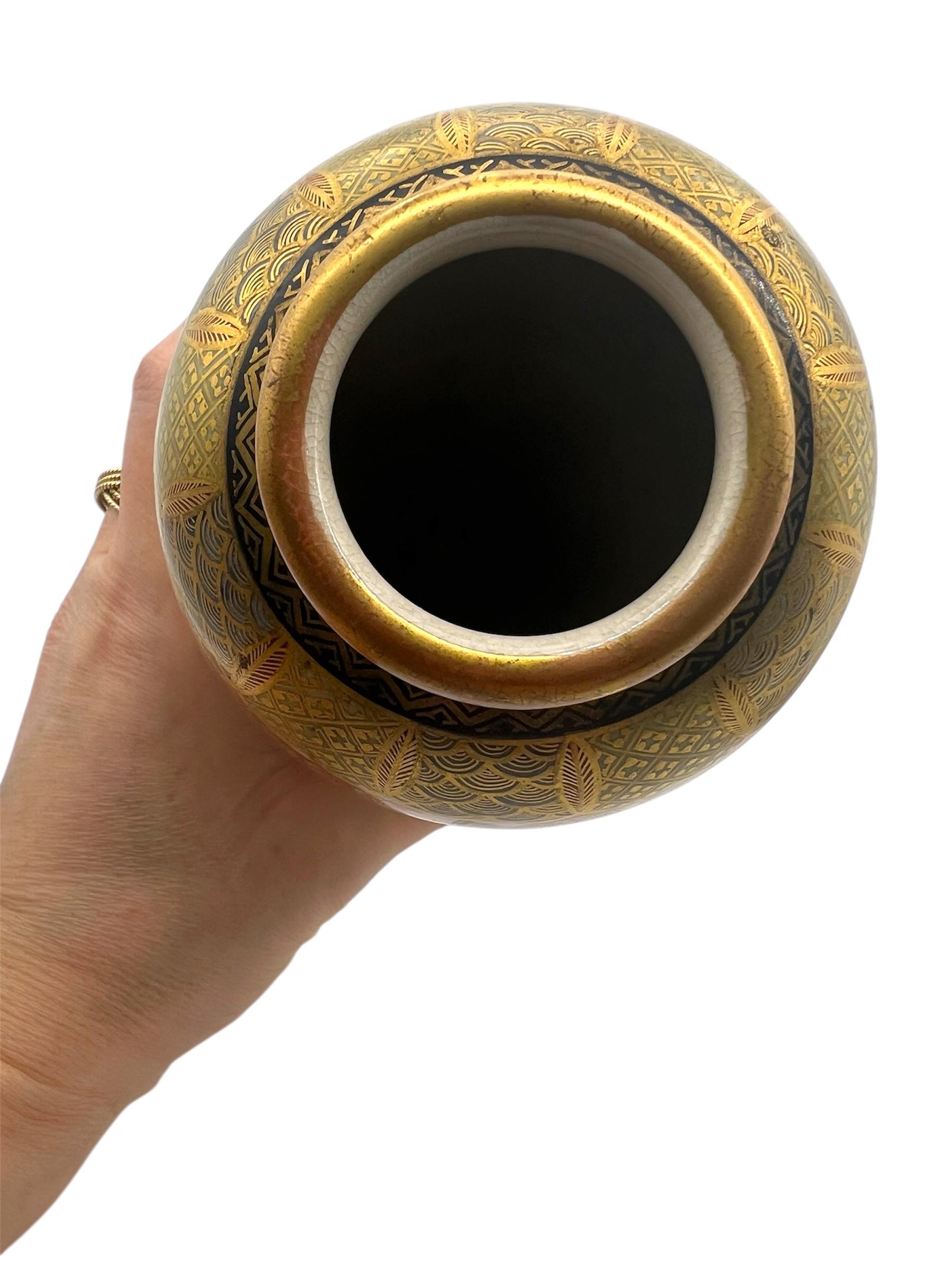 A Fine Pair of Japanese Satsuma Vases, Meiji Period , Signed Reizan. in vendita 8