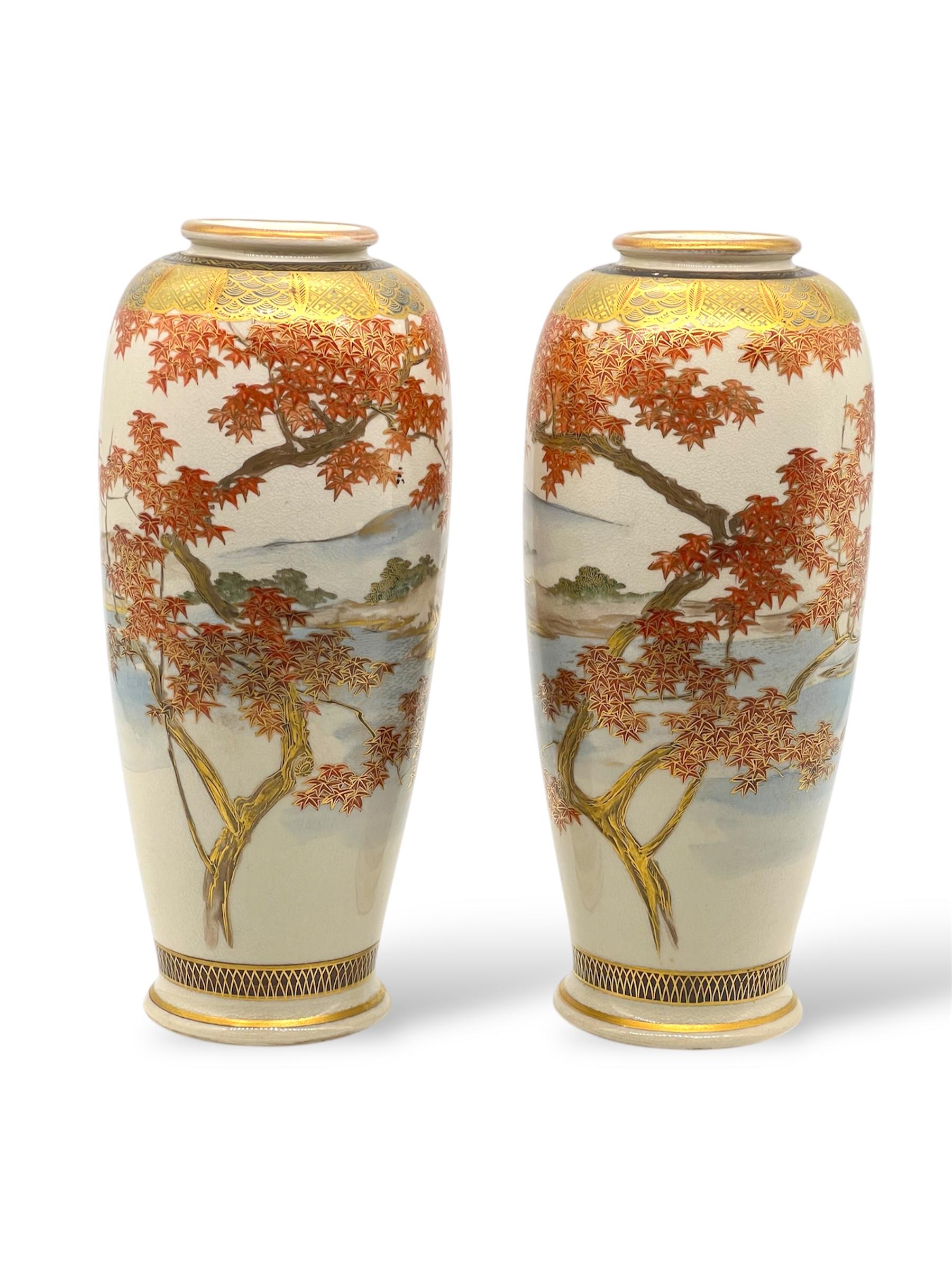 Dipinto a mano A Fine Pair of Japanese Satsuma Vases, Meiji Period , Signed Reizan. in vendita
