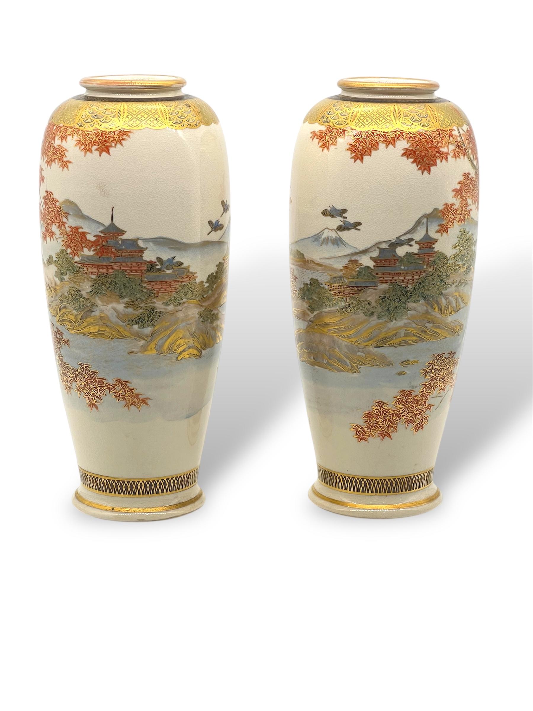 Ceramica A Fine Pair of Japanese Satsuma Vases, Meiji Period , Signed Reizan. in vendita