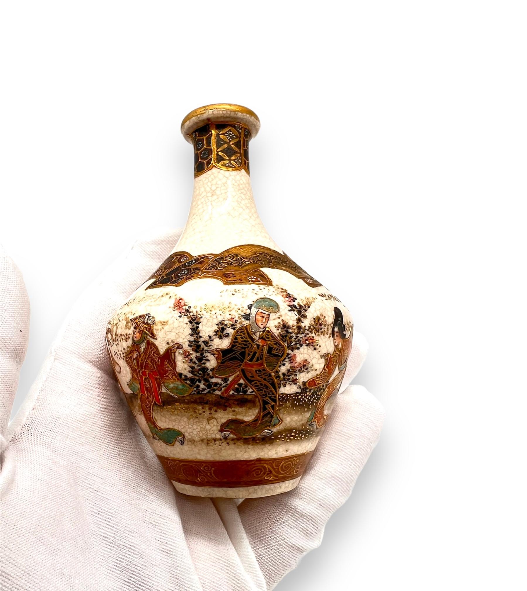A Fine pair of Japanese Satsuma Vases. Signed Yozan .Meiji Period For Sale 2