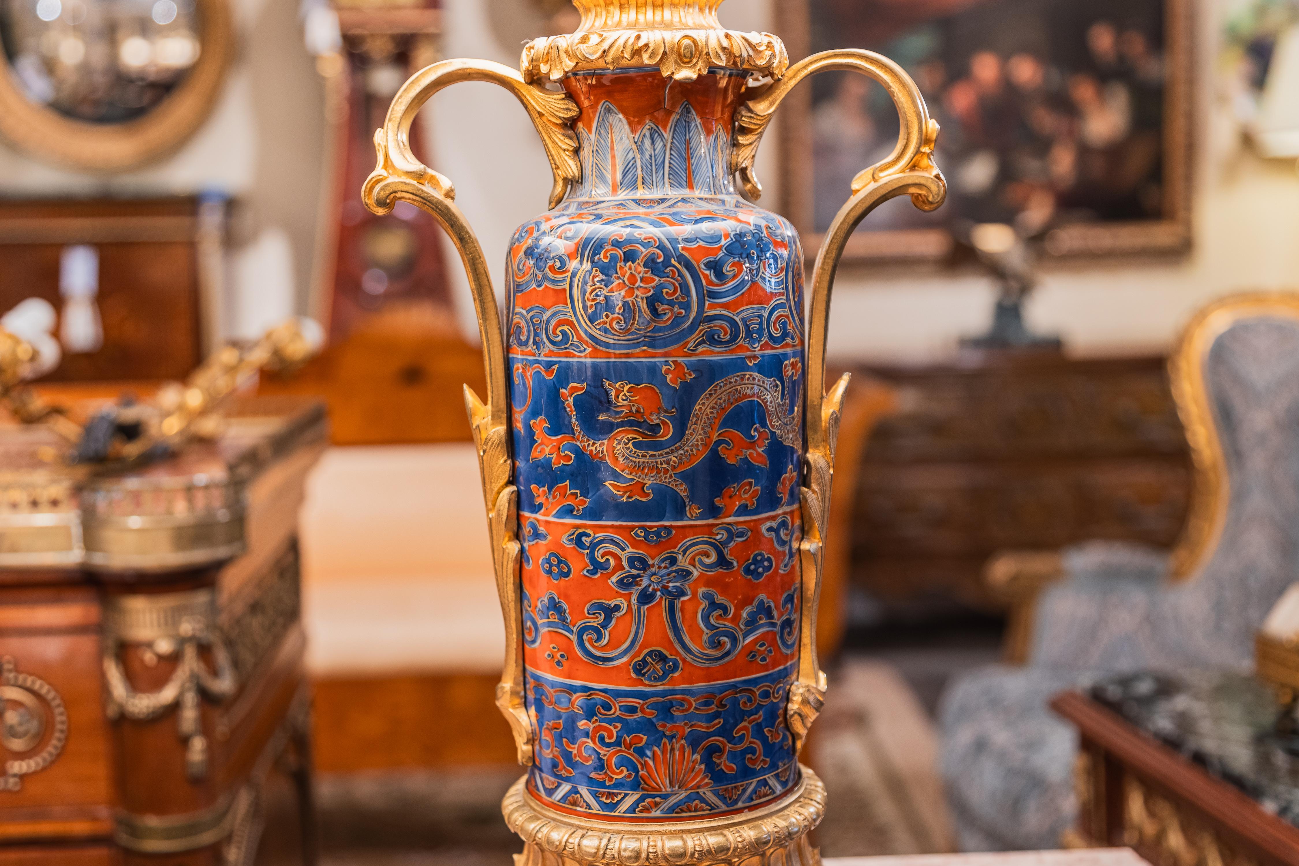 Louis XV A fine pair of Japanese water bottles with gilt bronze mounts made into lamps For Sale